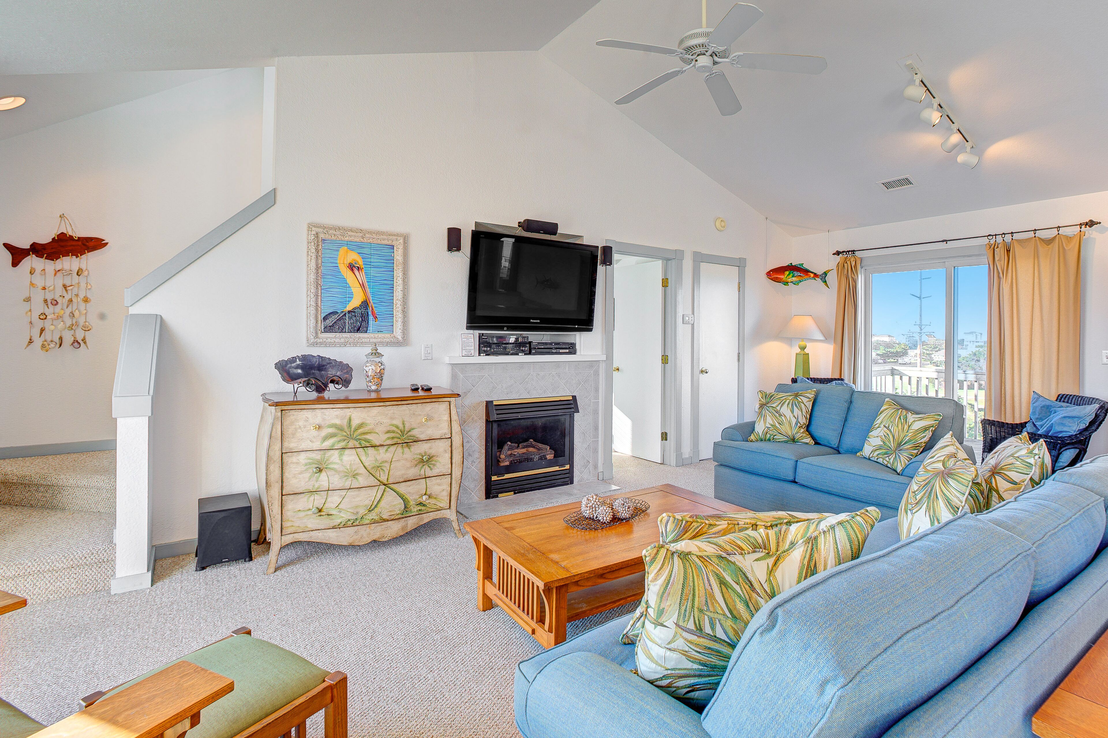 4-story home w/easy beach access, private outdoor pool & hot tub, gas fireplace