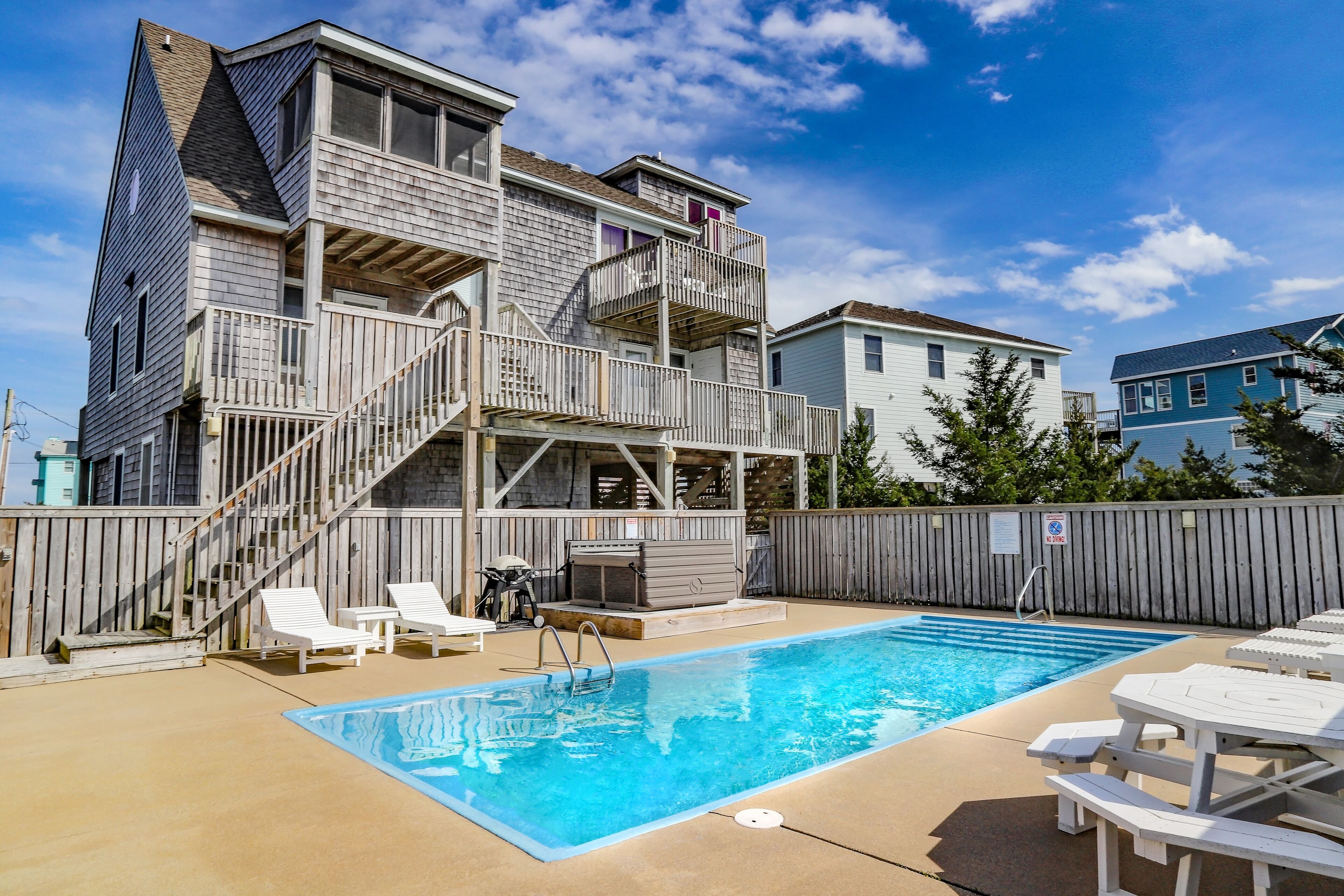 4-story home w/easy beach access, private outdoor pool & hot tub, gas fireplace