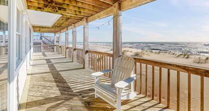 Oceanfront retreat w/outdoor pool, private hot tub, multiple decks, basketball