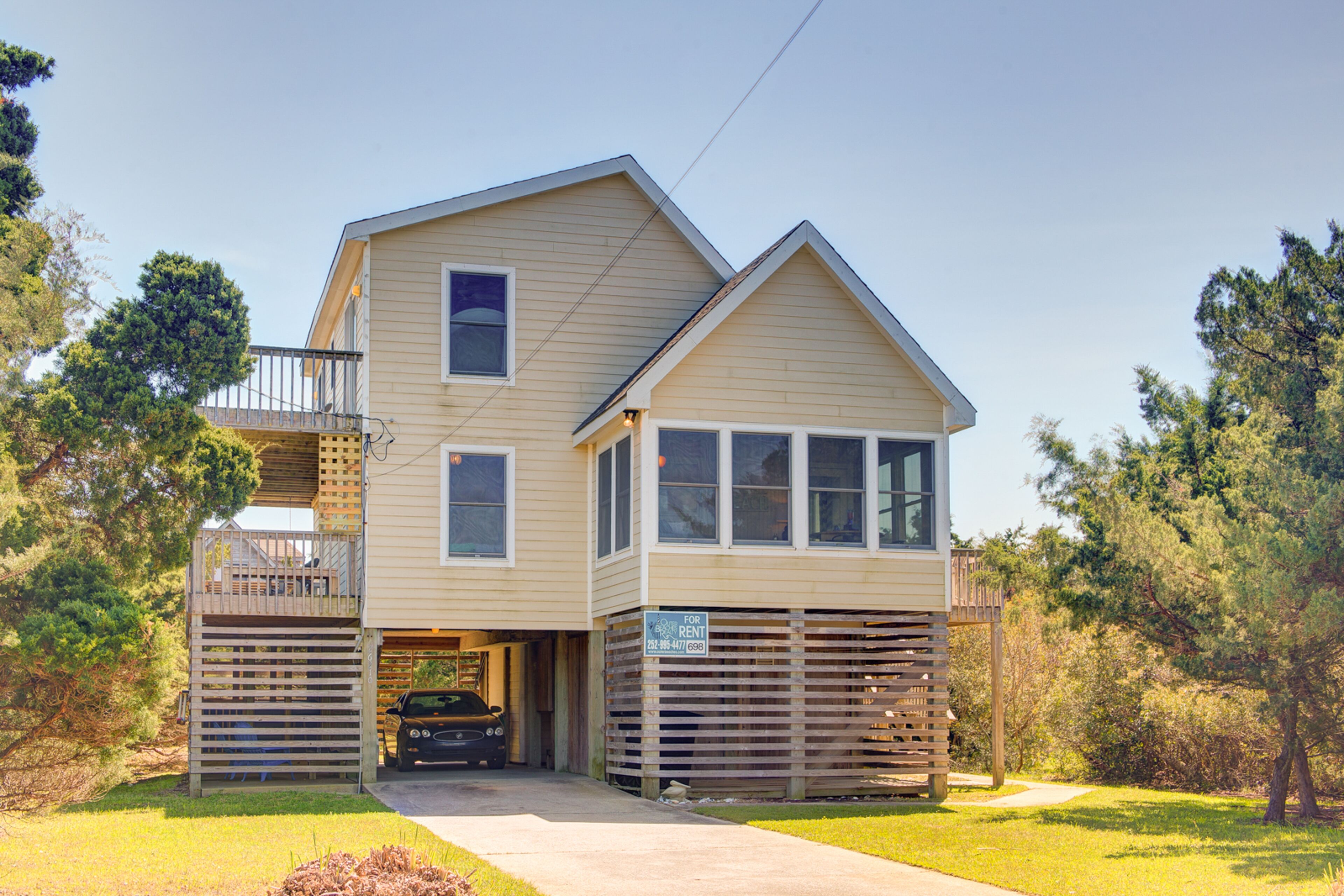 Ocean view home 5 houses from the beach with private hot tub, decks, AC & WiFi