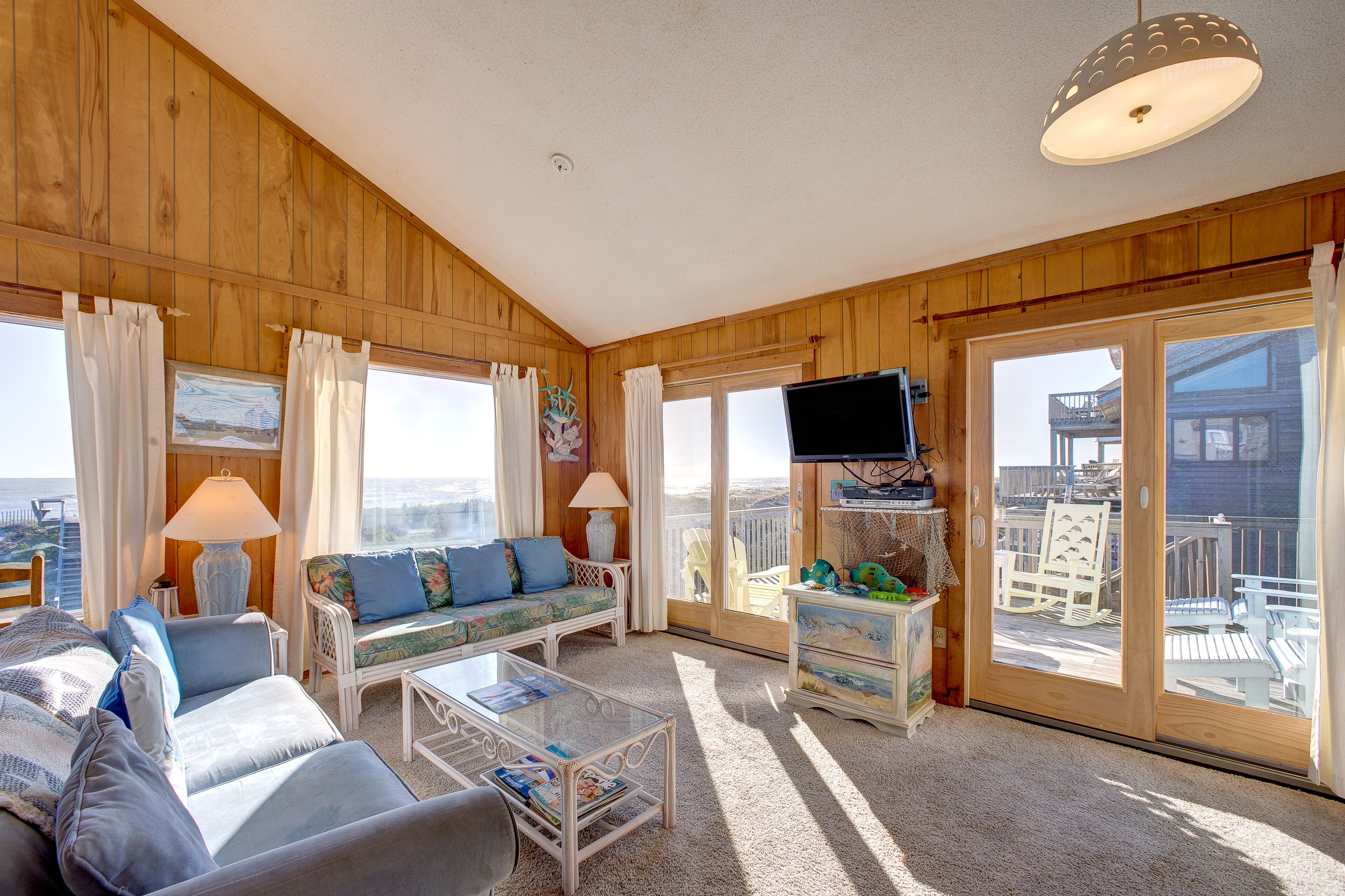 Oceanfront dog-friendly home w/washer/dryer, deck, balcony, outdoor pool, tennis