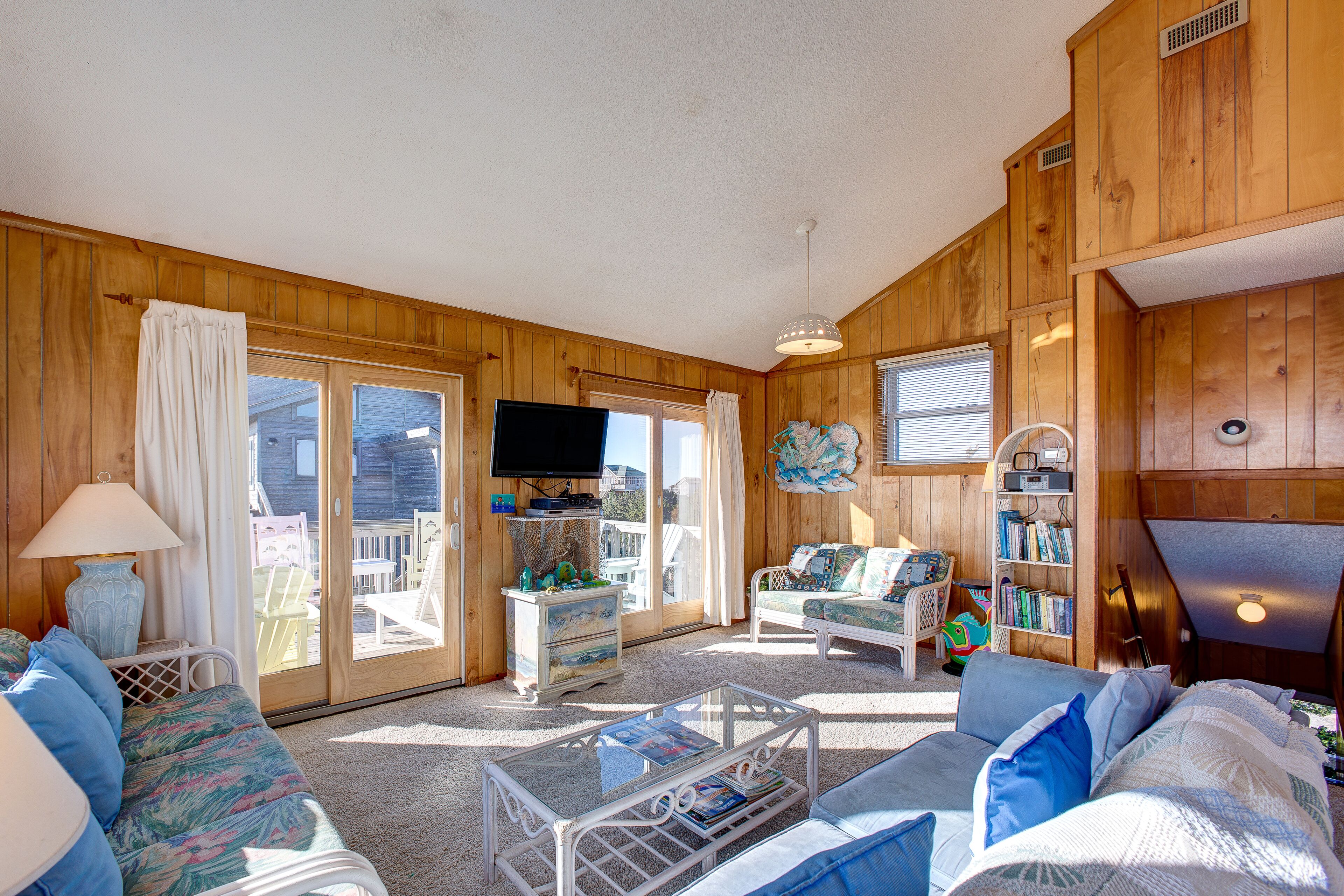 Oceanfront dog-friendly home w/washer/dryer, deck, balcony, outdoor pool, tennis