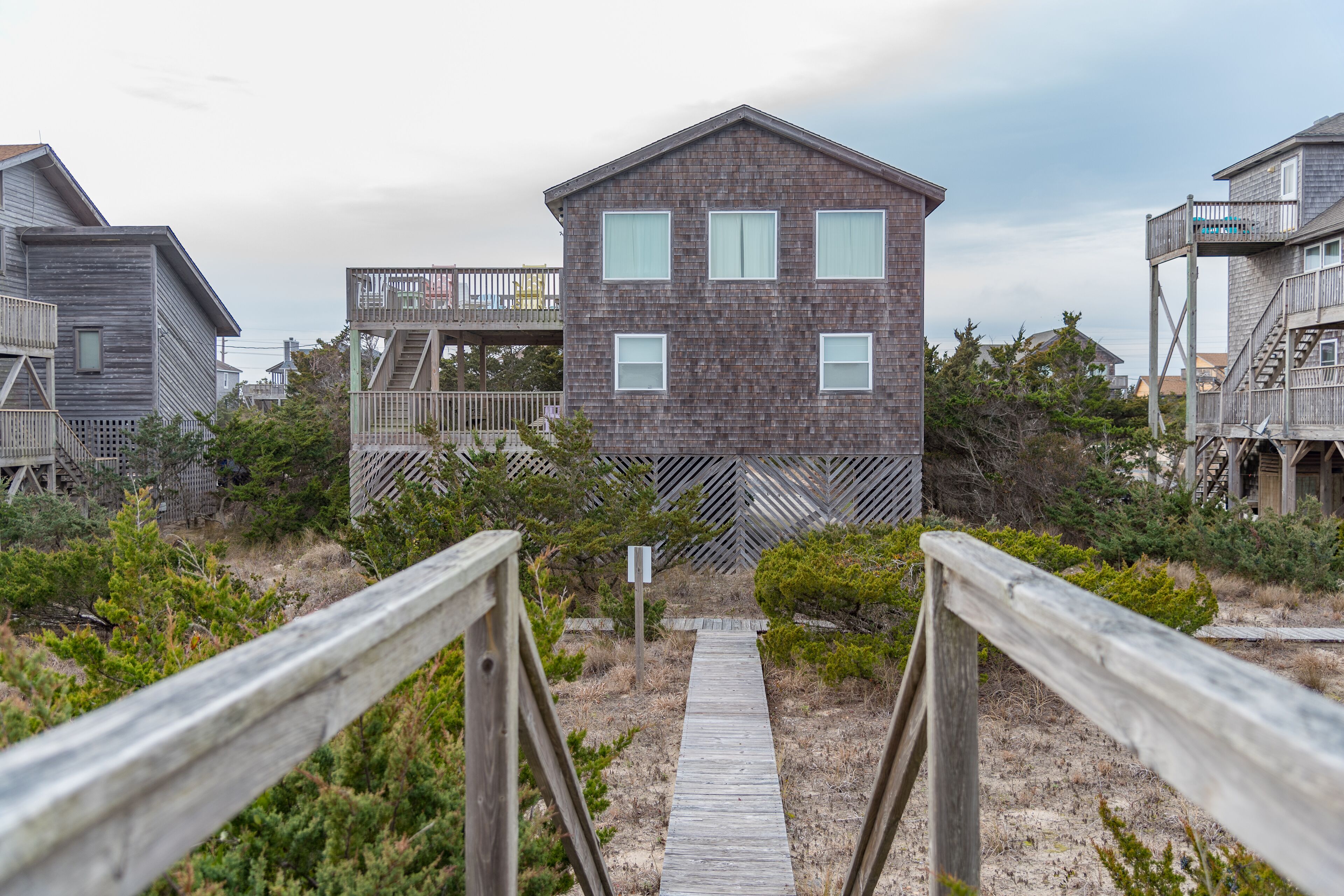 Oceanfront dog-friendly home w/washer/dryer, deck, balcony, outdoor pool, tennis