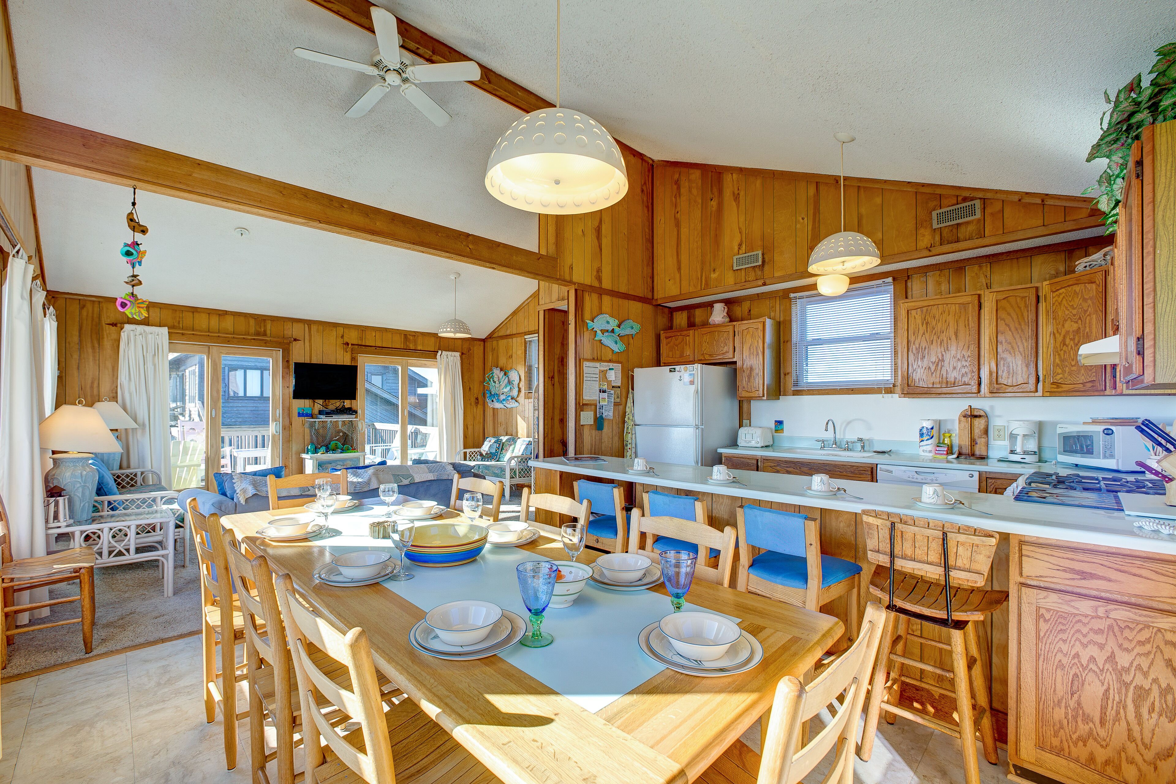 Oceanfront dog-friendly home w/washer/dryer, deck, balcony, outdoor pool, tennis