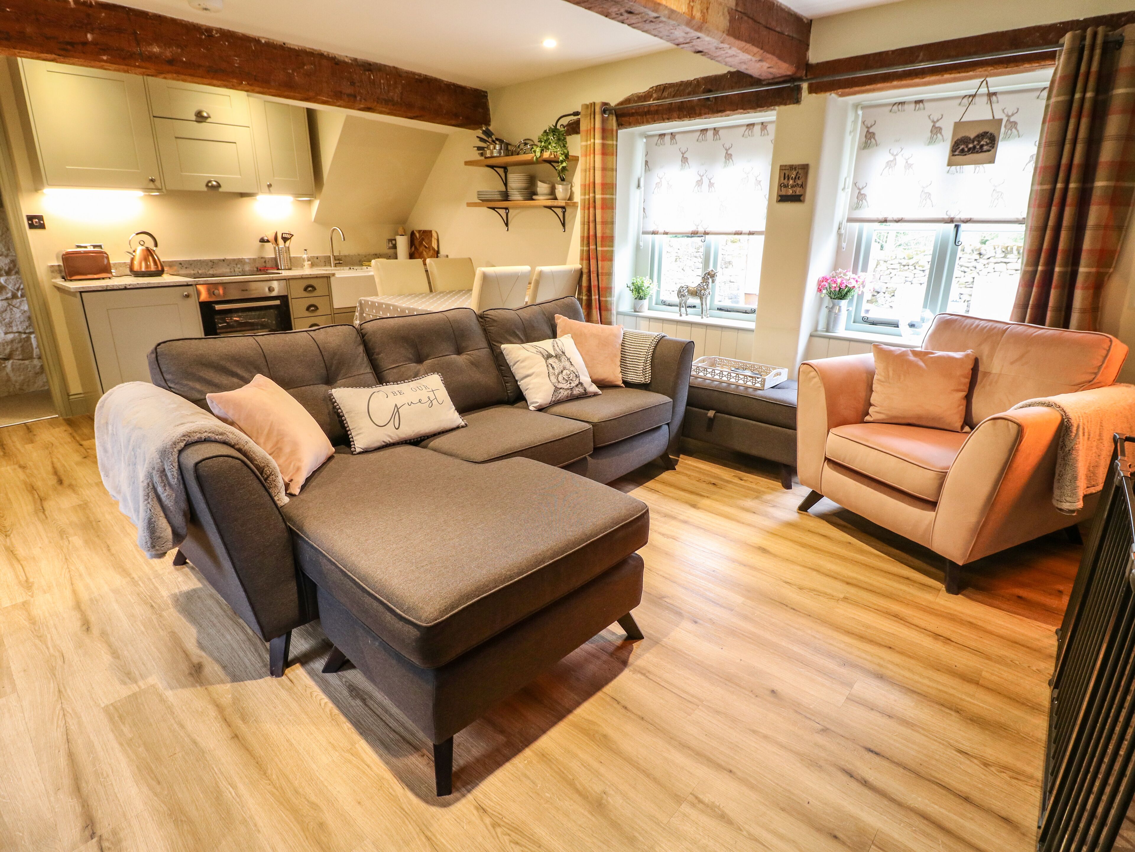 DALE END FARM COTTAGE, family friendly, with open fire in Winster