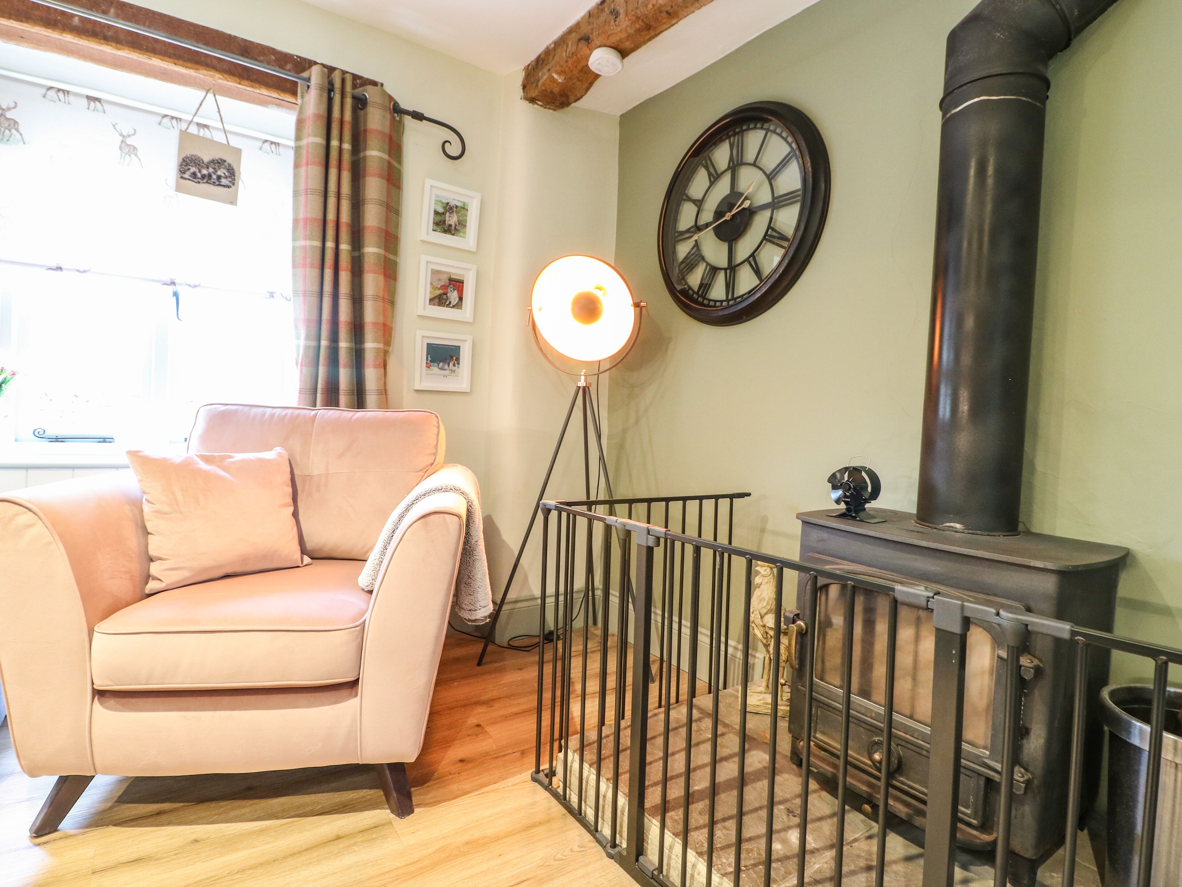 DALE END FARM COTTAGE, family friendly, with open fire in Winster