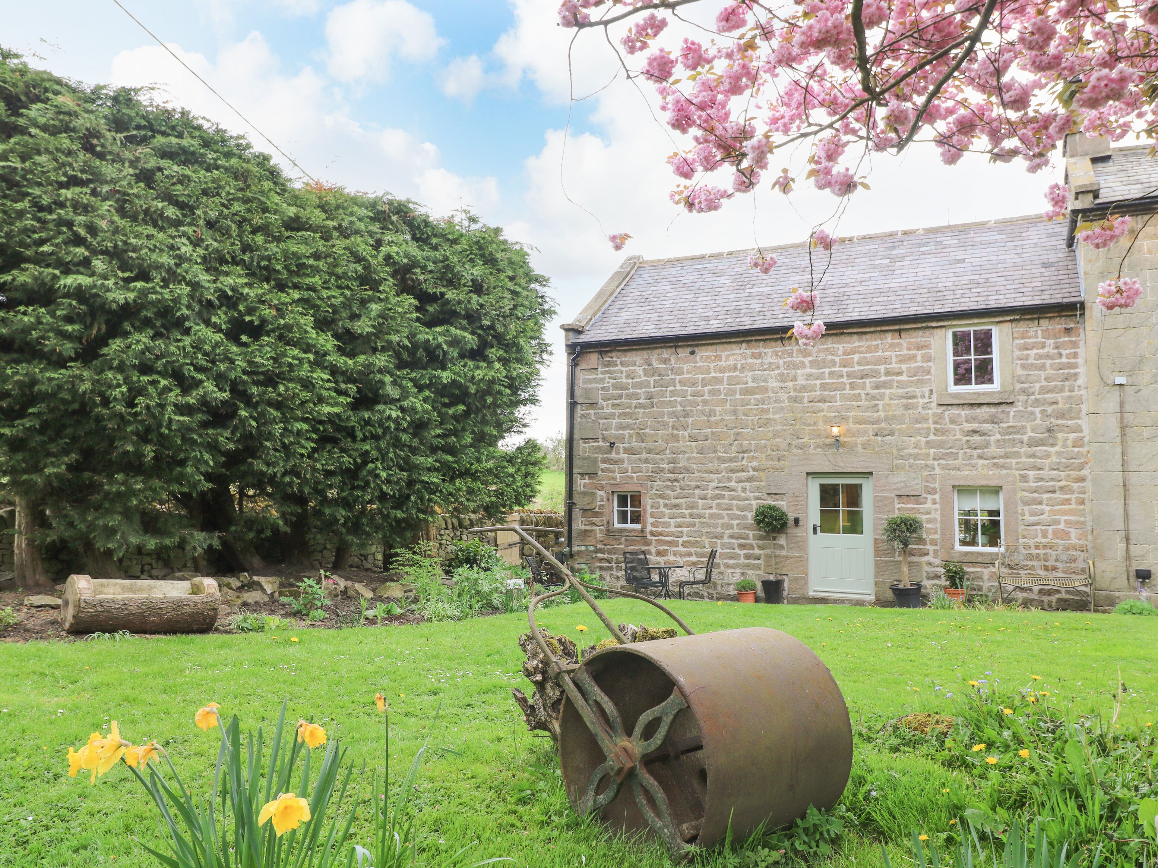 DALE END FARM COTTAGE, family friendly, with open fire in Winster