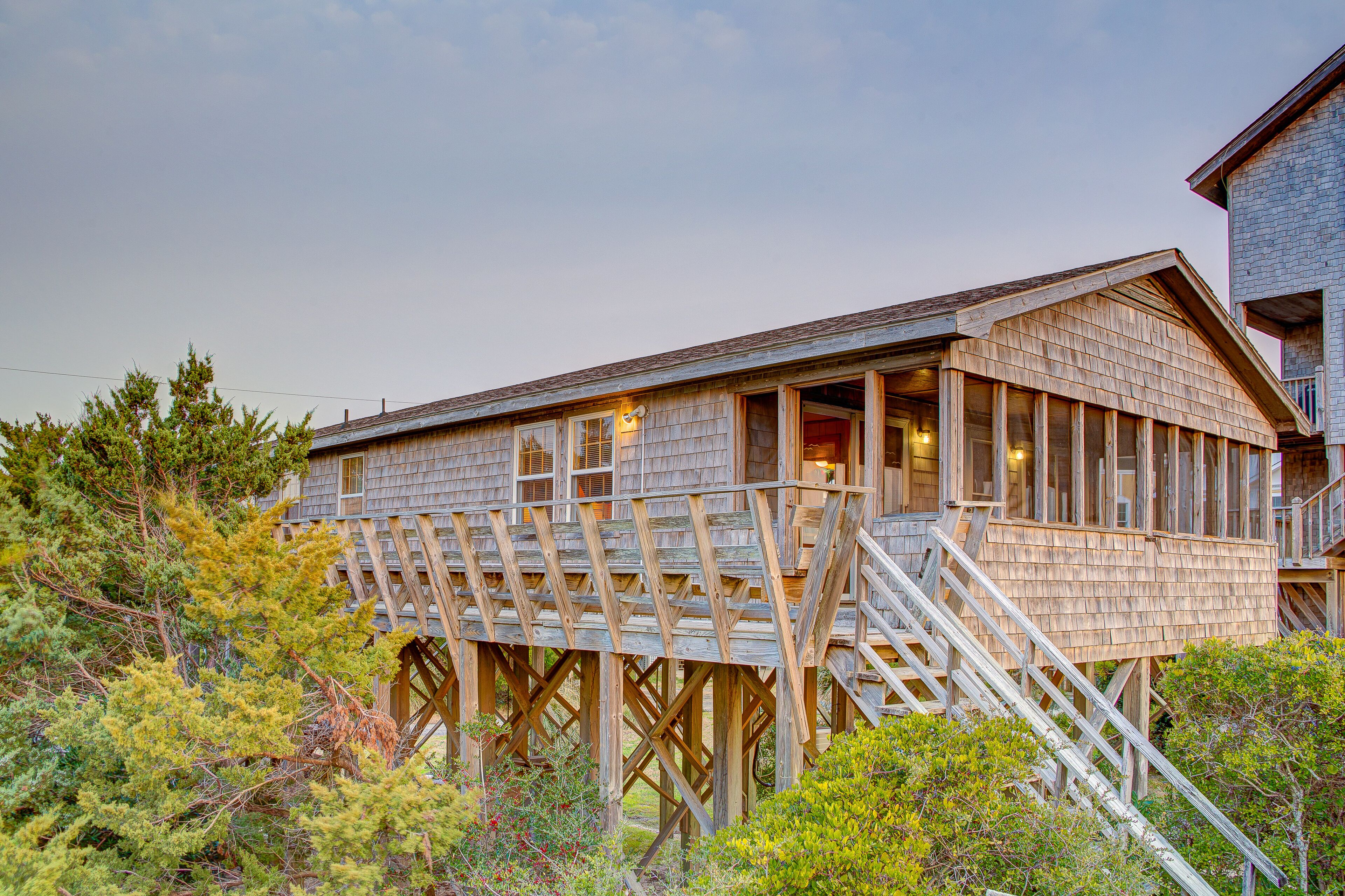 Ocean view home w/beach walkway, outdoor pool, central A/C