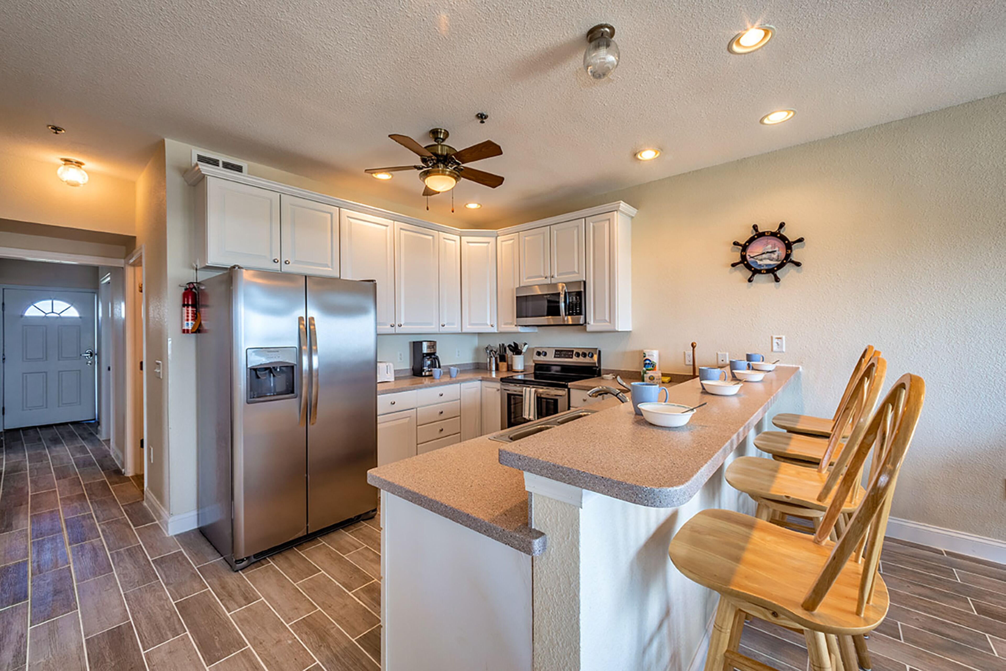 Oceanfront condo with wraparound balcony, fast WiFi, and on-site pool/hot tub