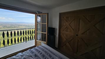 4 slaapkamers, een bureau, een strijkplank/strijkijzer, reisbedje