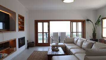 Een smart-tv, een open haard, een videogameconsole en een dvd-speler