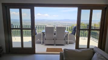 Een smart-tv, een open haard, een videogameconsole en een dvd-speler