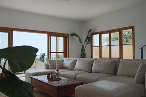 Smart-tv, een open haard, een videogameconsole en een dvd-speler