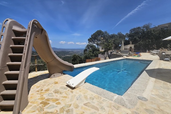 Poolbereich 10x5 Meter mit Profi-Rutsche und Sprungbrett, Sonnenliegen, Schirm