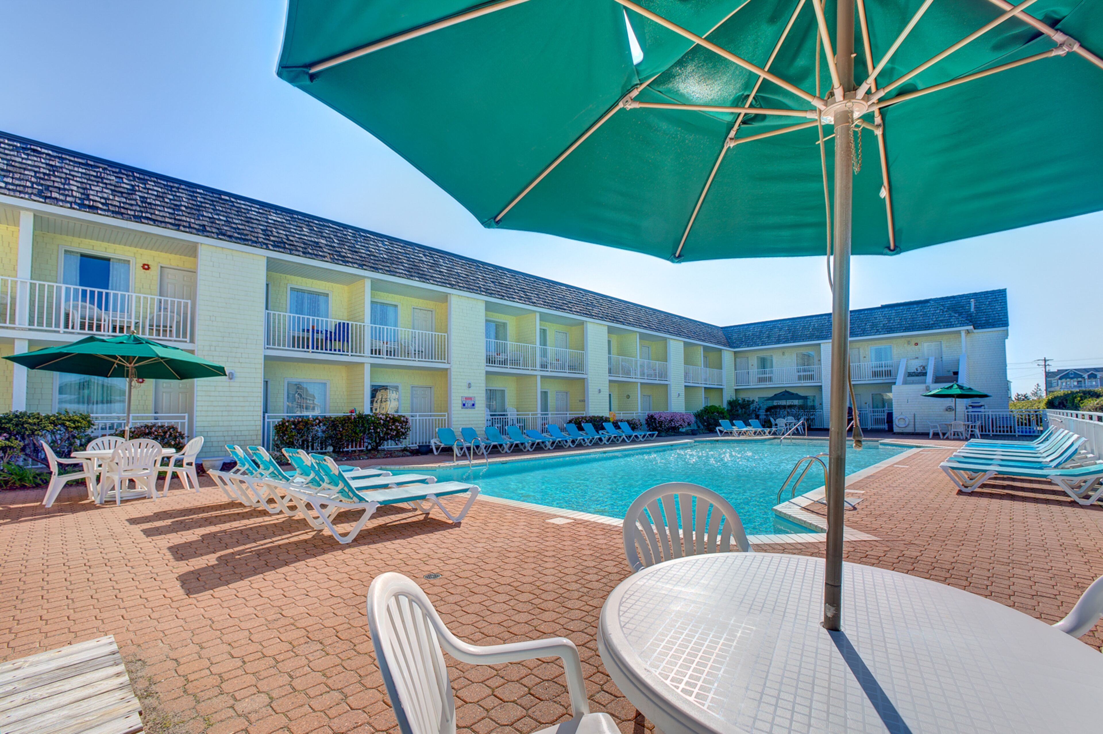 Condo with fast WiFi & outdoor pool - walk to the ocean & Pamlico Sound
