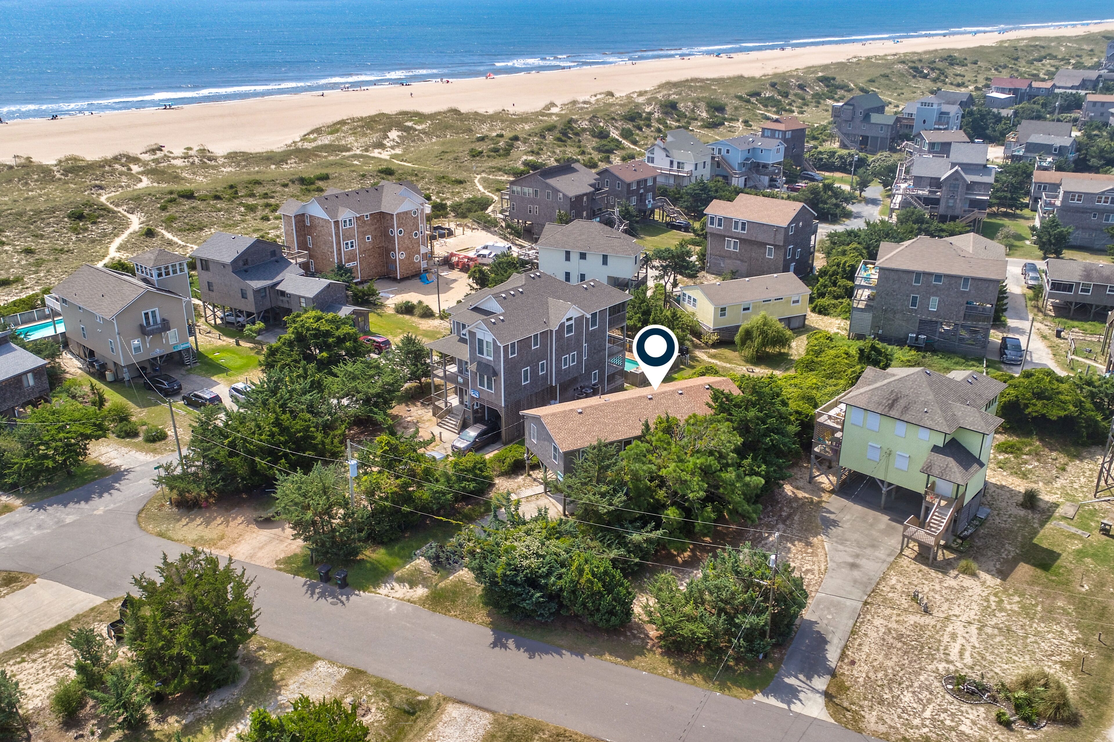 Cute home three lots from the beach with sundeck, sunroom, WiFi - 2 dogs OK