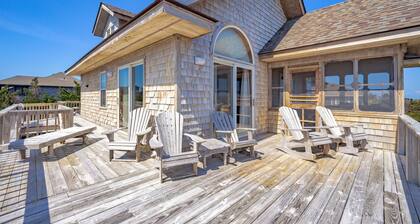 Inviting, dog-friendly home with wraparound decks, washer/dryer & outdoor shower