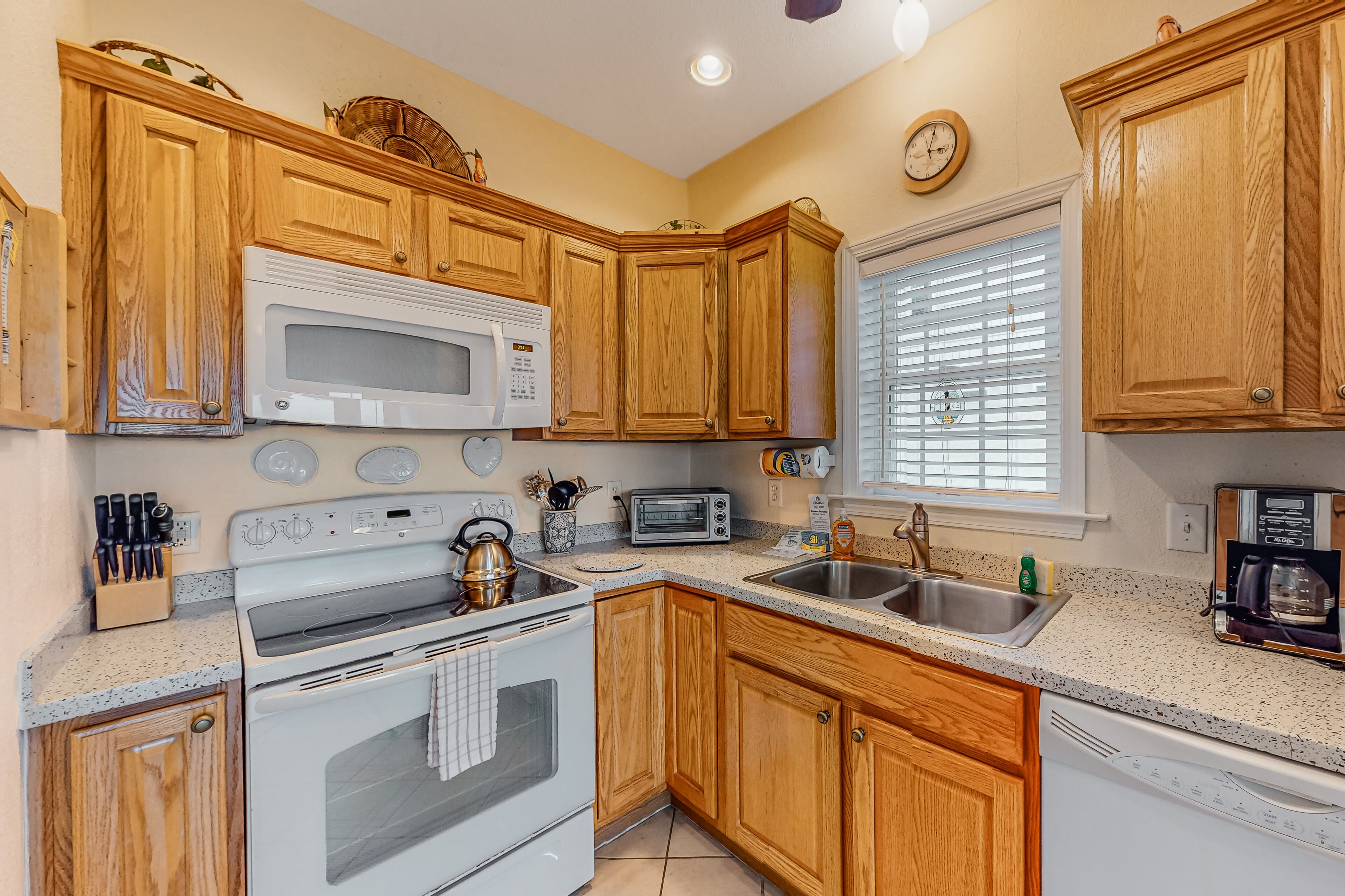 Oceanfront condo with private balcony, hot tub, outdoor pool, & pool table