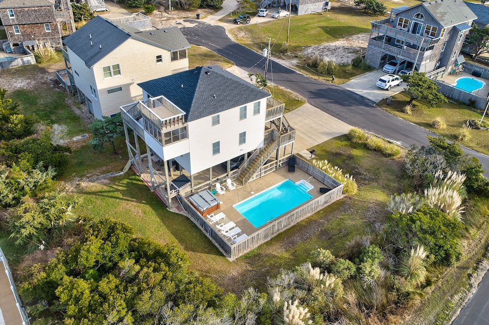 Home w/easy beach access, private saltwater pool & hot tub, rooftop deck