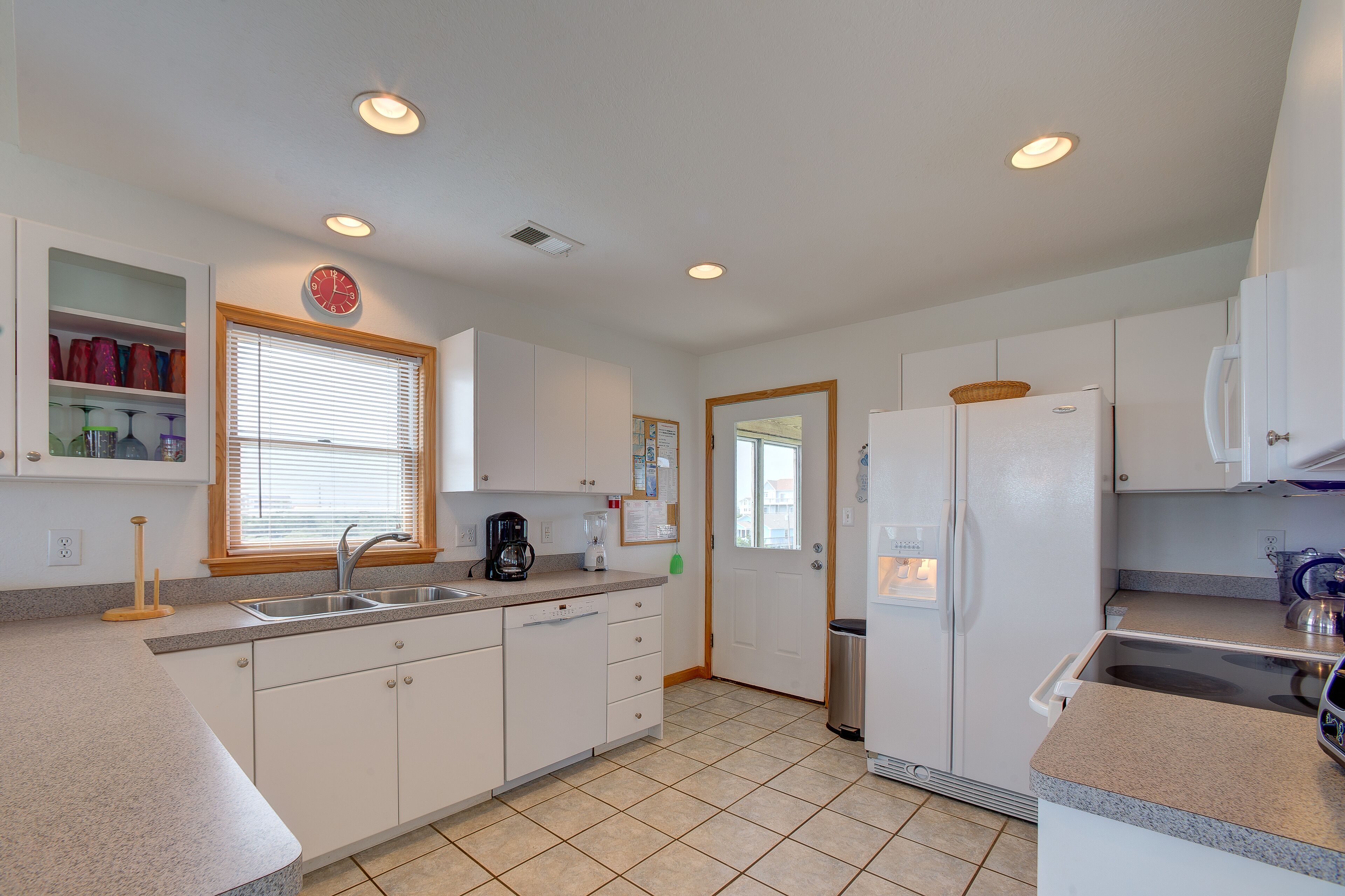 Home w/easy beach access, private saltwater pool & hot tub, rooftop deck