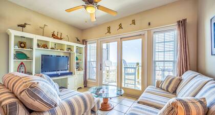 Lovely home in oceanfront location with central AC, access to pool/hot tub