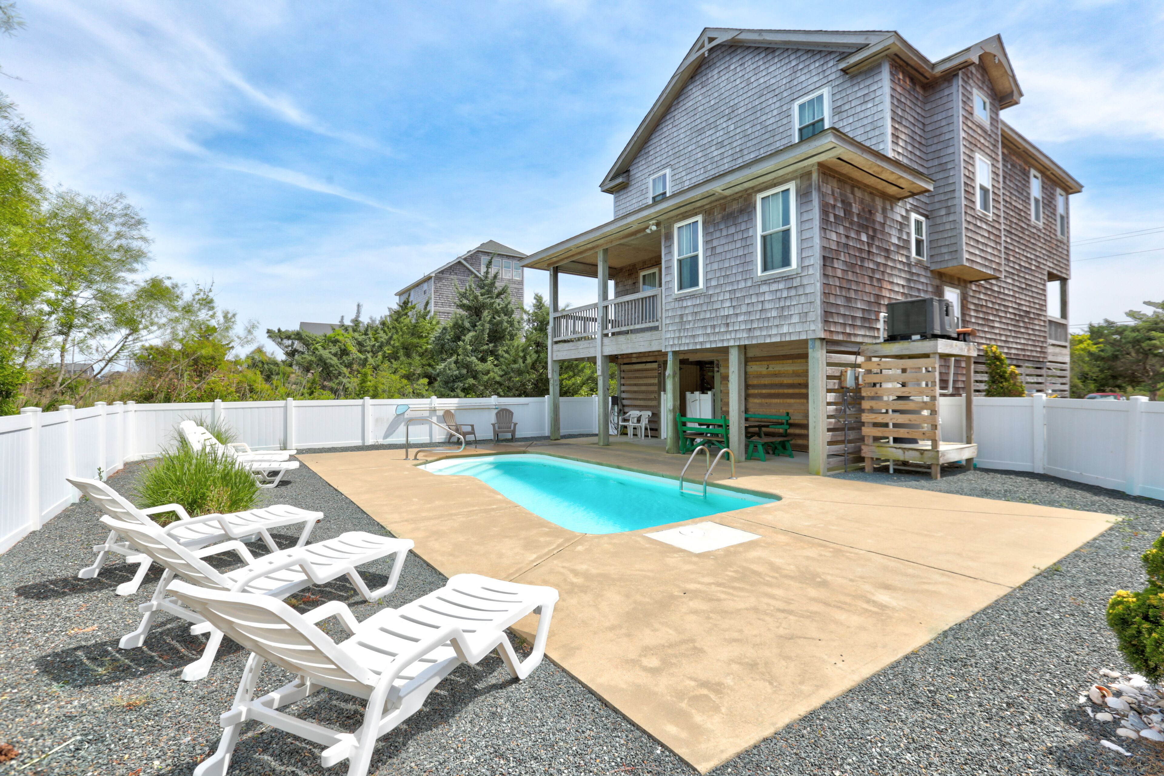Modern cottage with private outdoor pool, washer/dryer, & decks