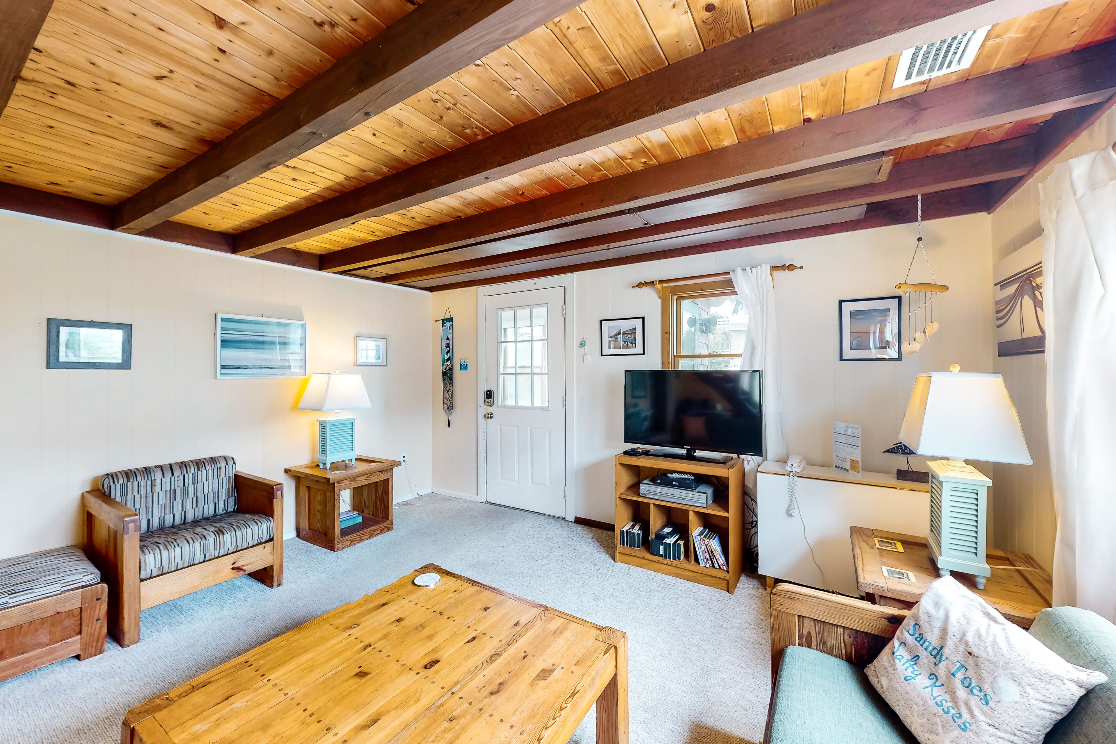 Dog-friendly home 5 lots from the beach with deck, screened porch & fast WiFi