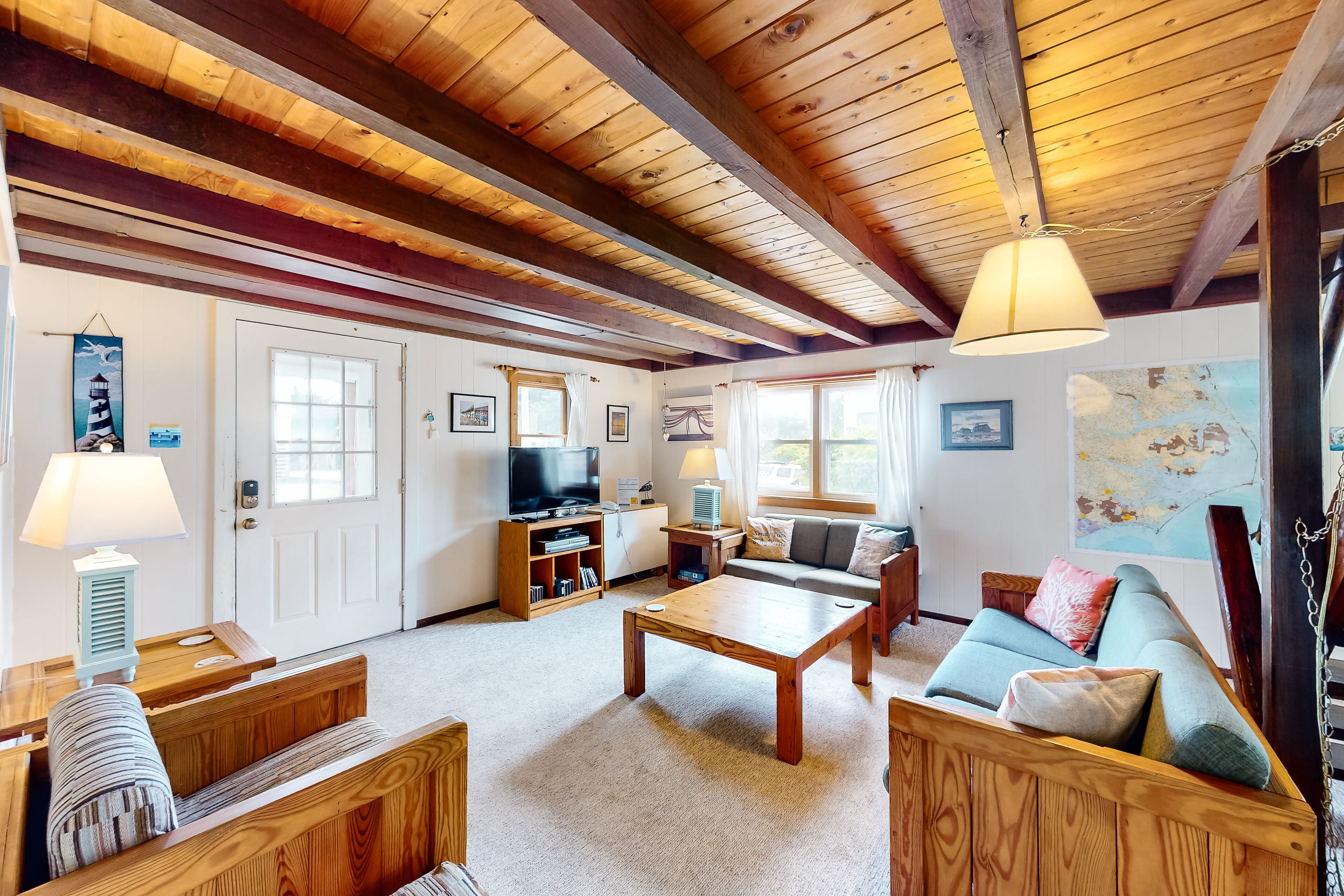 Dog-friendly home 5 lots from the beach with deck, screened porch & fast WiFi