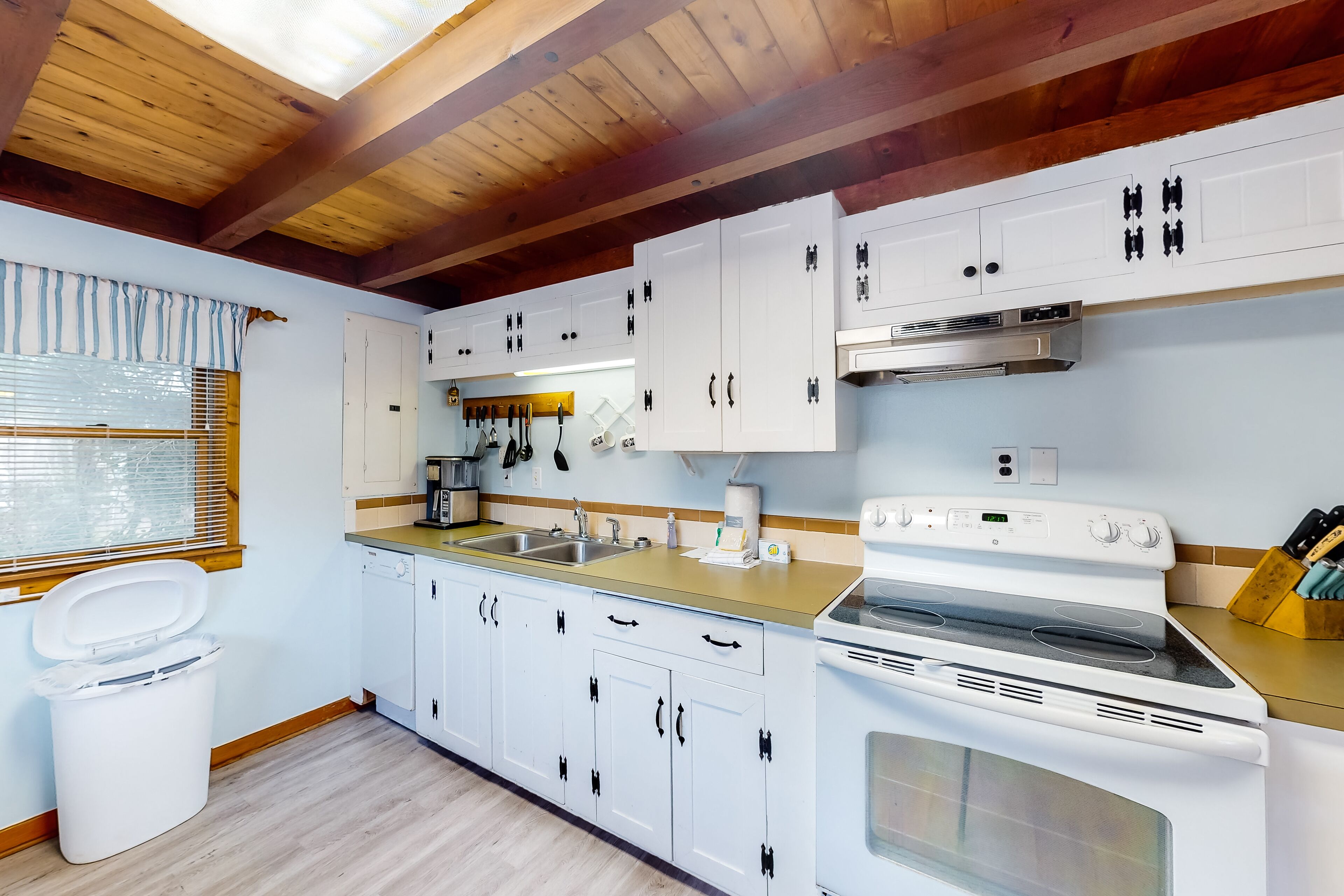 Dog-friendly home 5 lots from the beach with deck, screened porch & fast WiFi