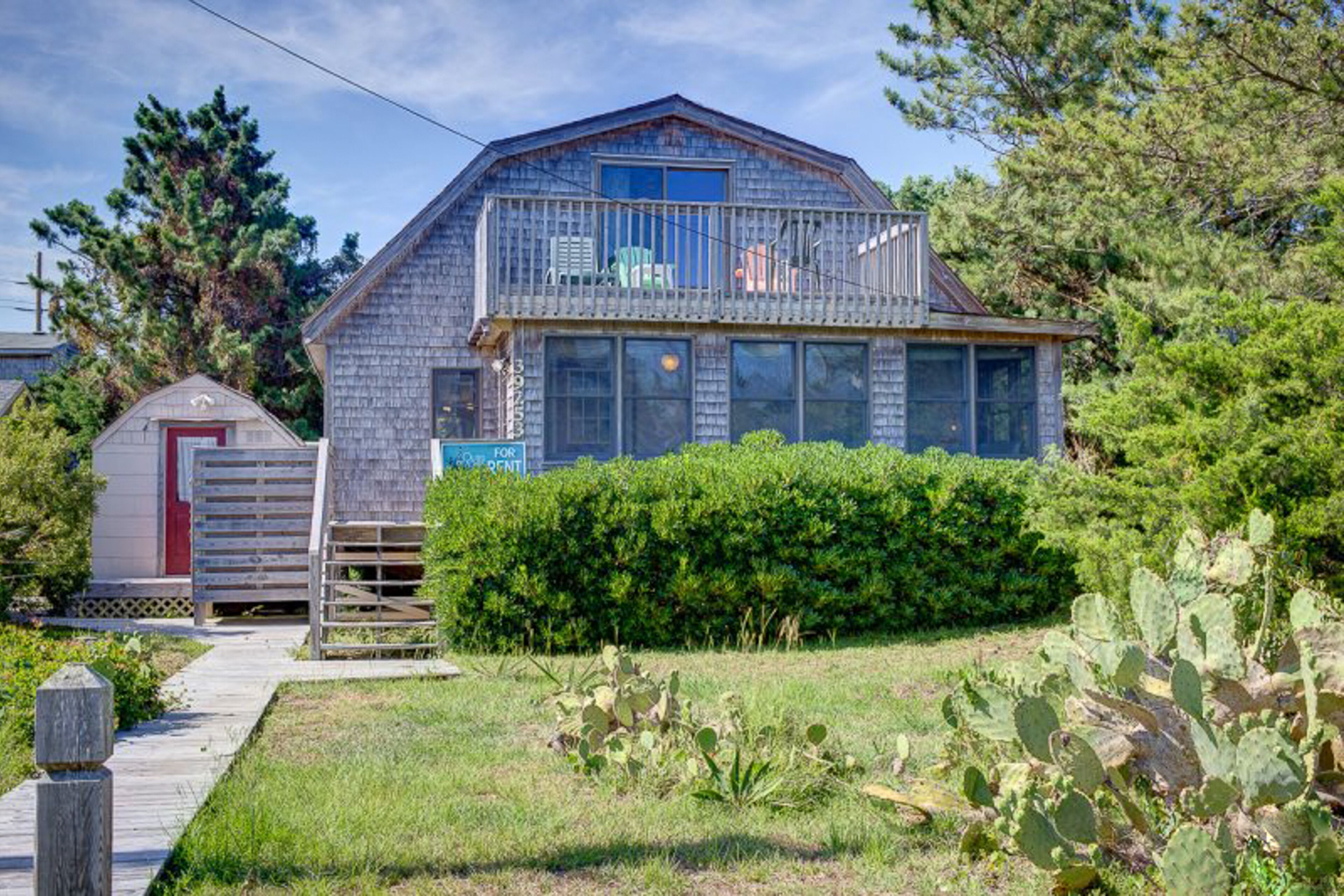 Dog-friendly home 5 lots from the beach with deck, screened porch & fast WiFi