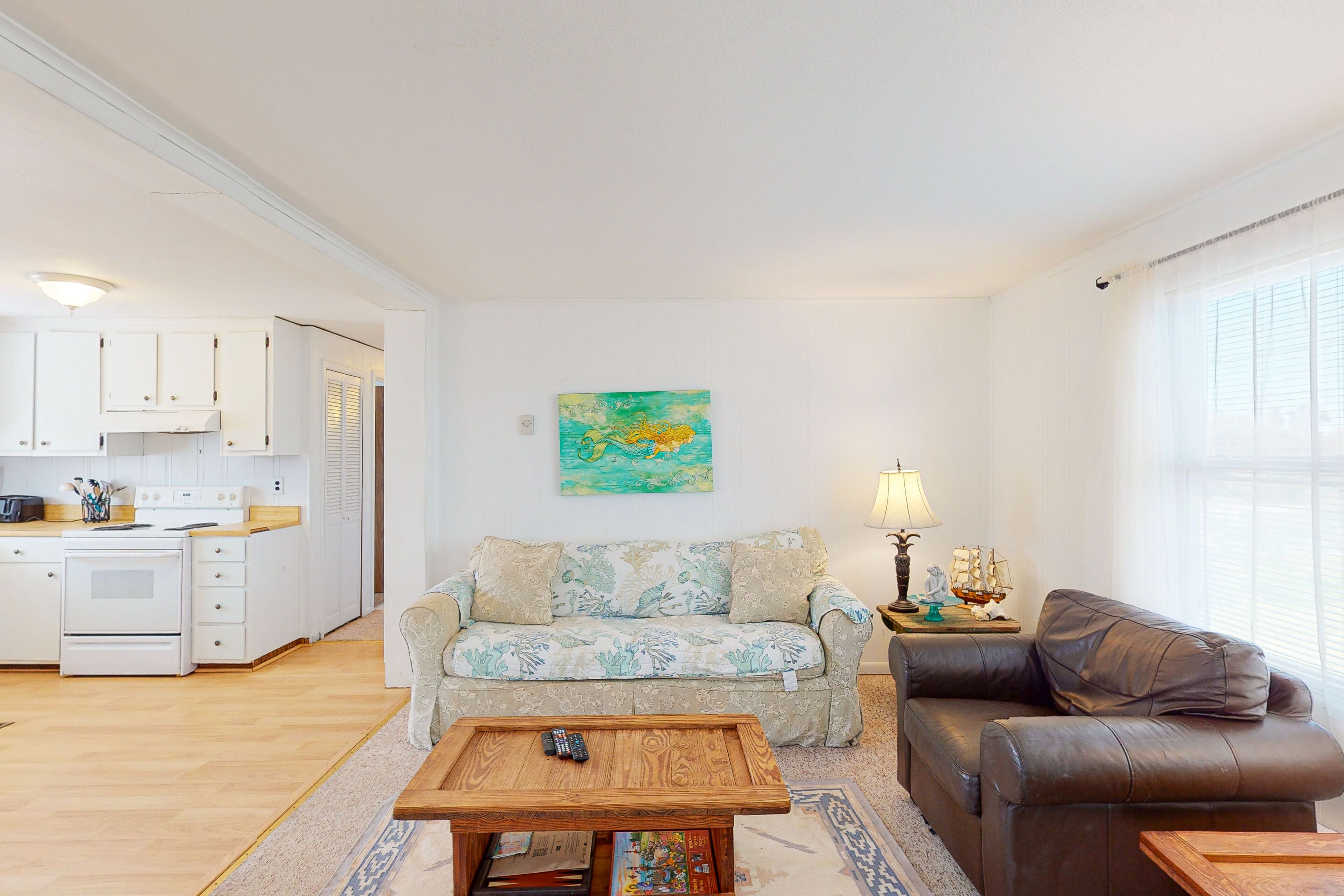 Dog-friendly home in ocean-side location w/private washer/dryer, WiFi, central AC