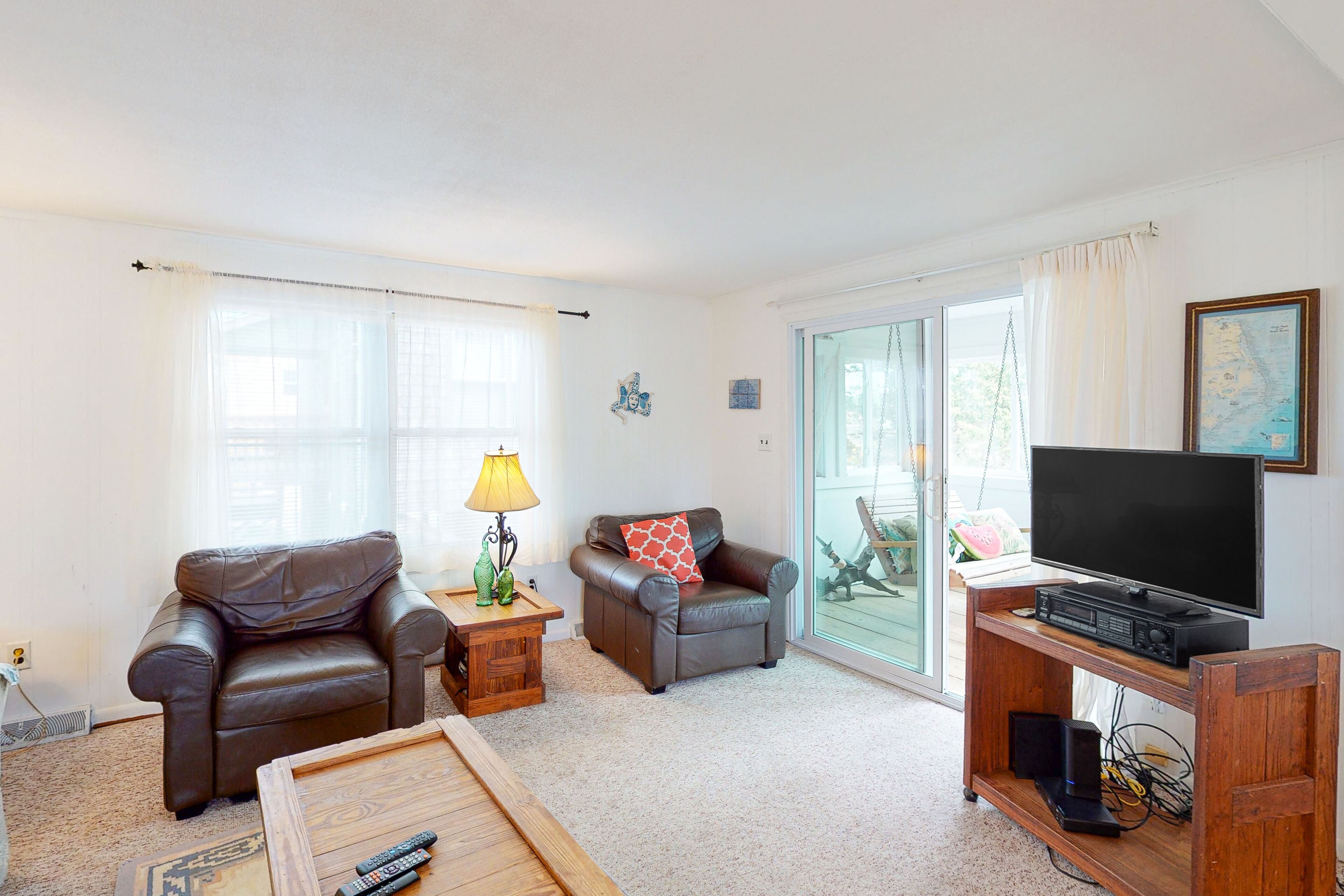 Dog-friendly home in ocean-side location w/private washer/dryer, WiFi, central AC