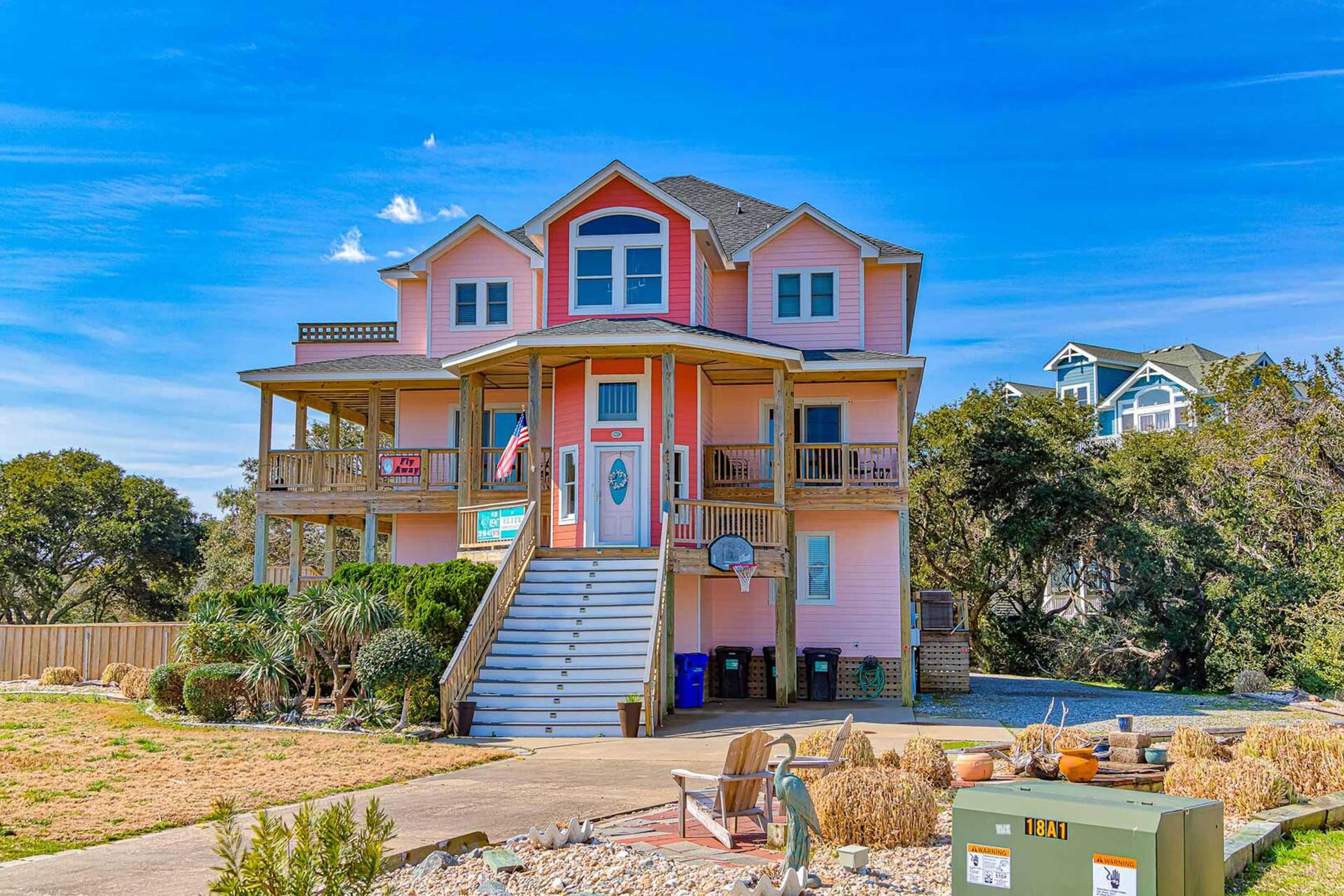 3-story luxury home with pool, hot tub, AC, tennis, & deck - dog-friendly