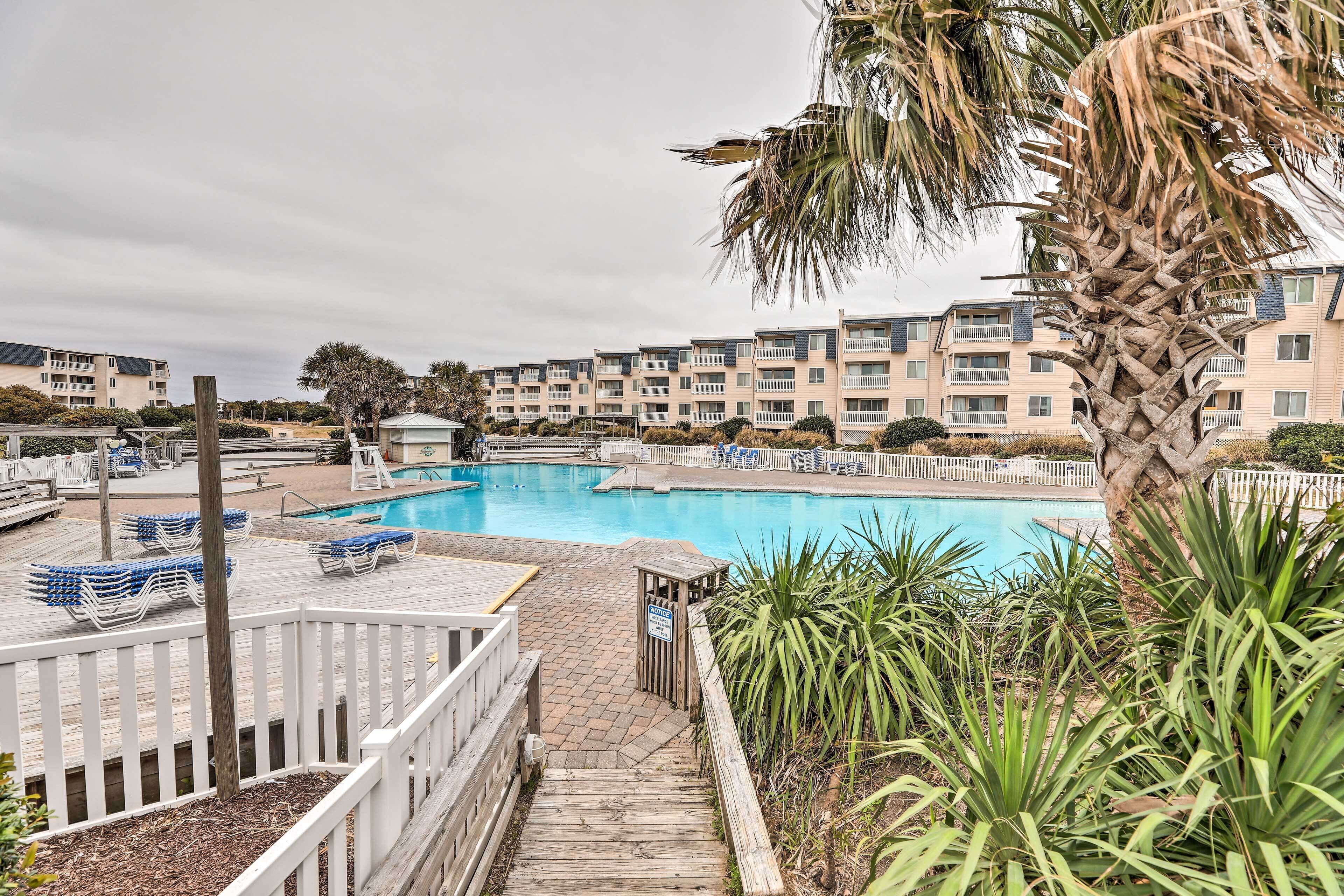 Atlantic Beach Condo w/ Pool: Steps to Beach!