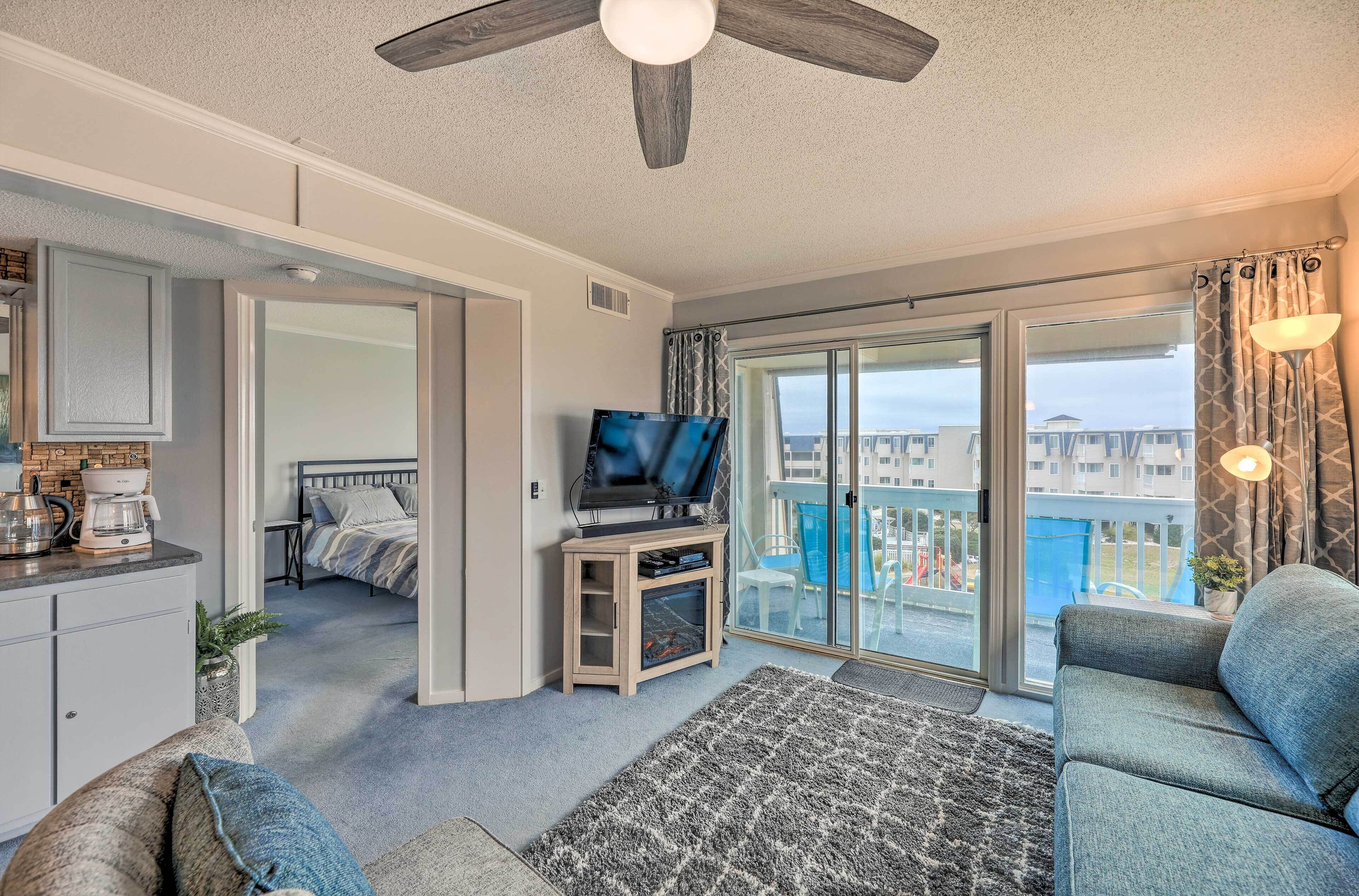 Atlantic Beach Condo w/ Pool: Steps to Beach!