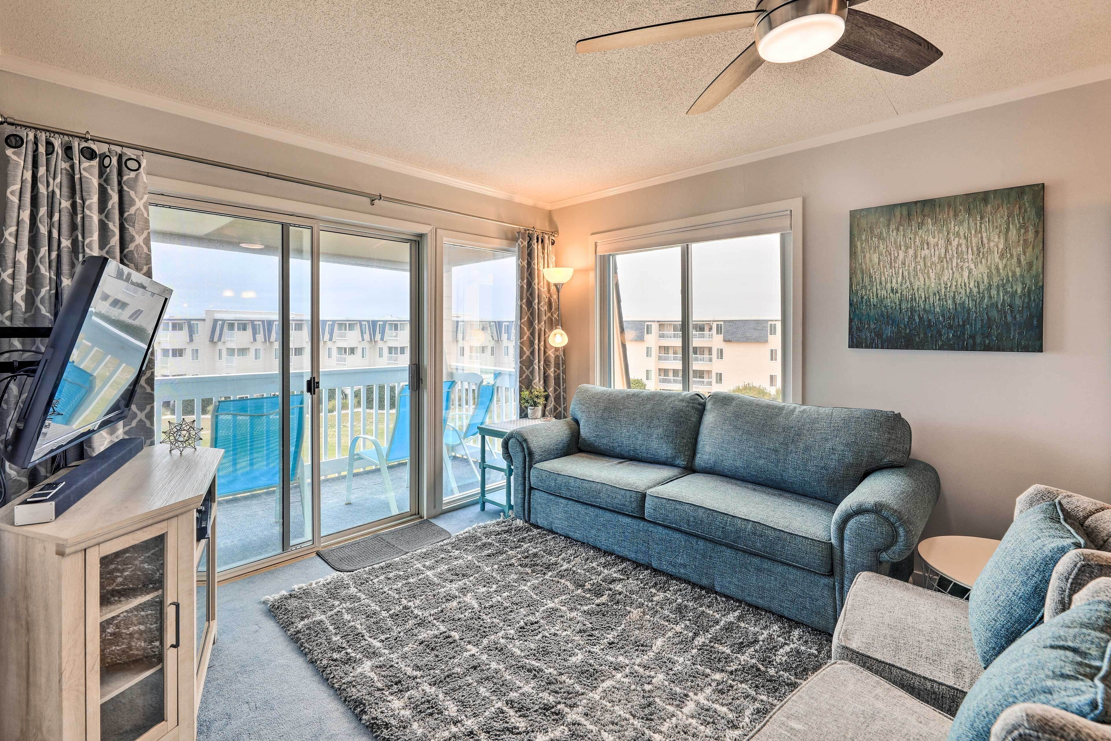Atlantic Beach Condo w/ Pool: Steps to Beach!