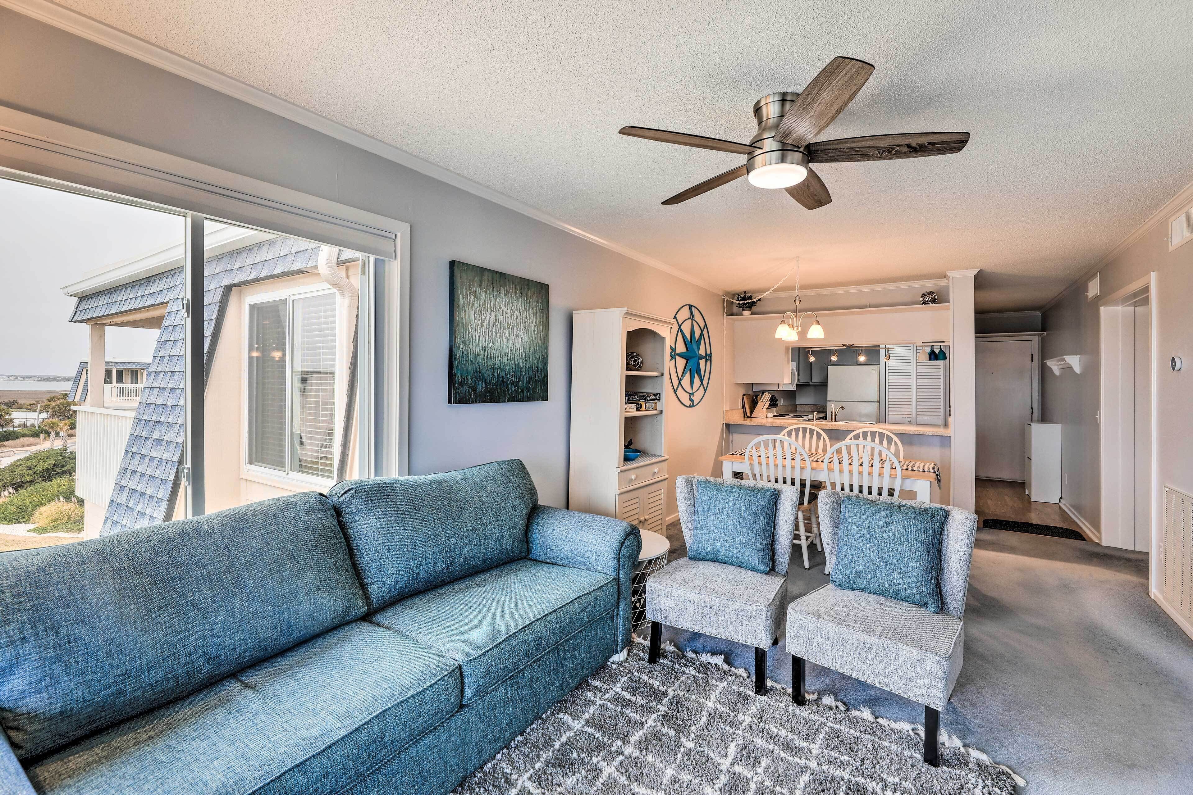 Atlantic Beach Condo w/ Pool: Steps to Beach!