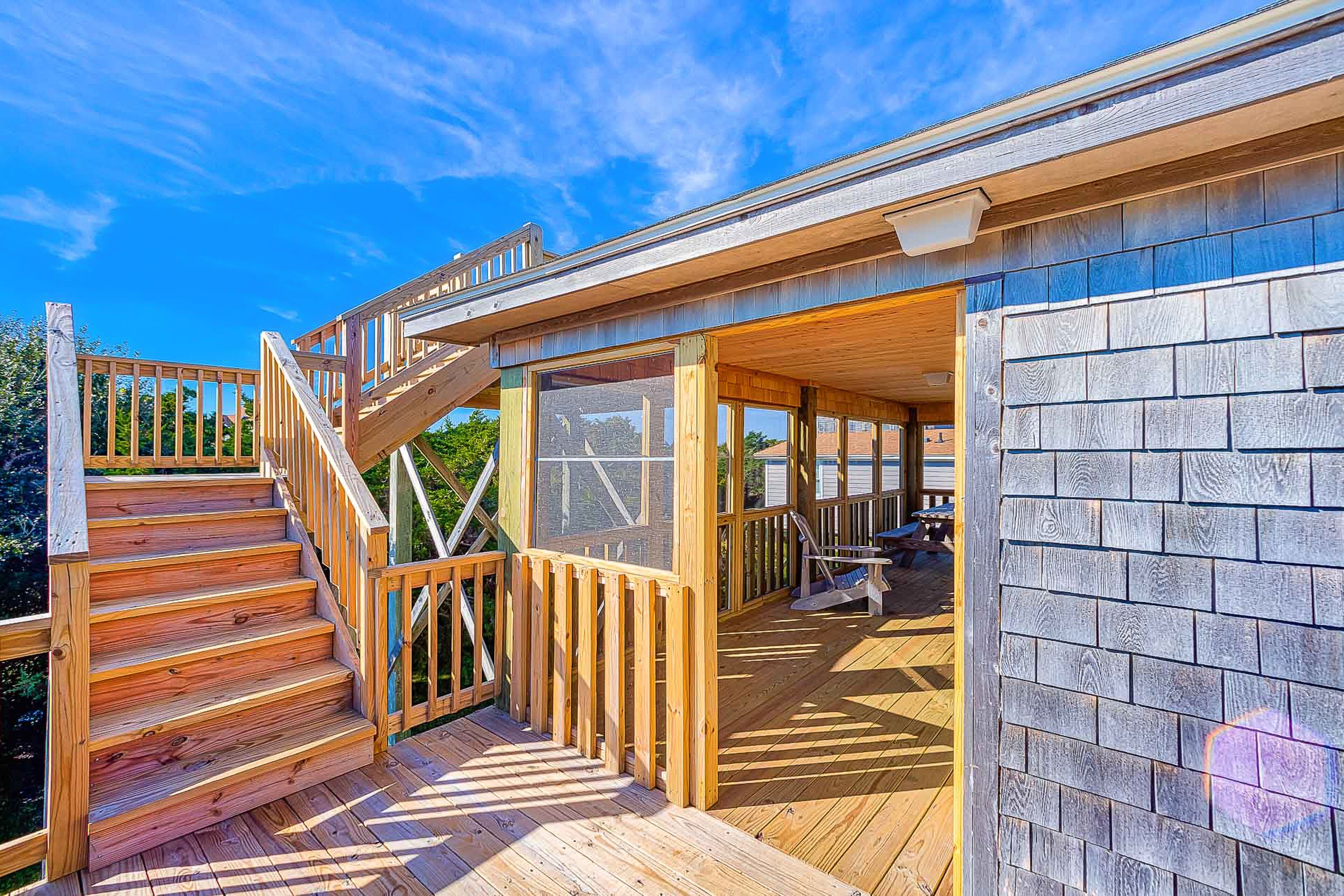 Warm & happy home a short walk from the beach with central AC & screened porch