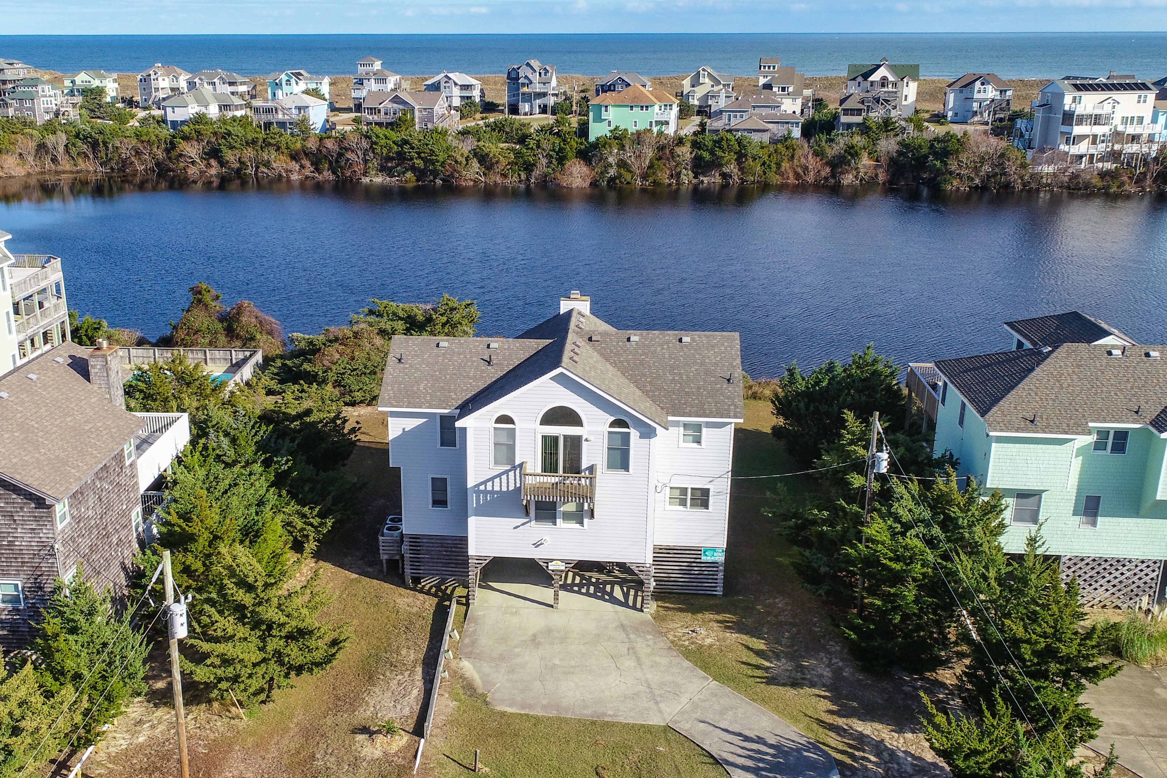 Huge, dog-friendly home close to the beach w/private hot tub, shared pool, WiFi