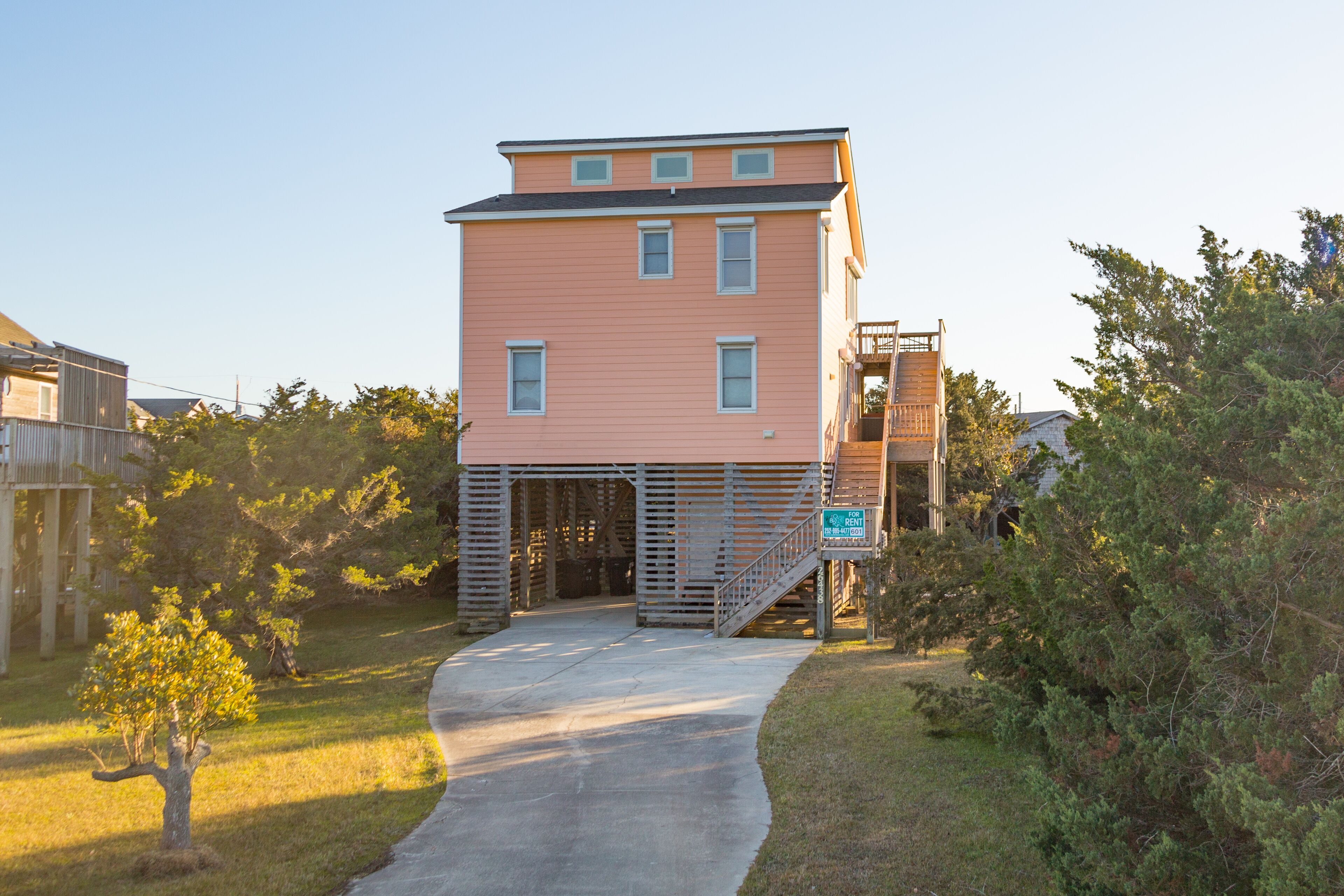ocean-side home w/private hot tub, washer/dryer, central A/C, sundecks, fast WiFi