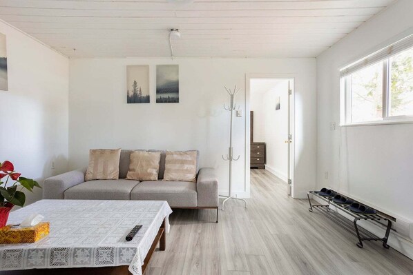 Smart TV - Quite and Convenient 1 Bed 1 Living Fiber Gig WiFi/AC/Parking/Near YVR (Richmond)