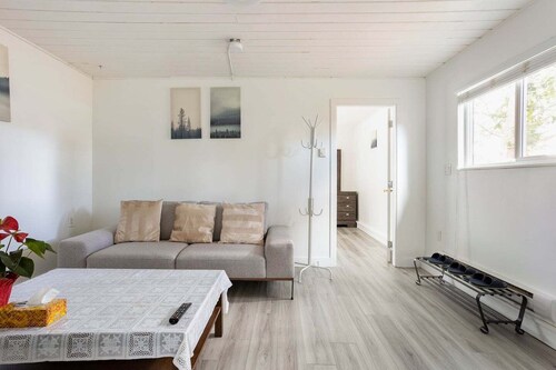 Quite and Convenient 1 Bed 1 Living Fiber Gig WiFi/AC/Parking/Near YVR