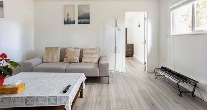 Quite and Convenient 1 Bed 1 Living Fiber Gig WiFi/AC/Parking/Near YVR