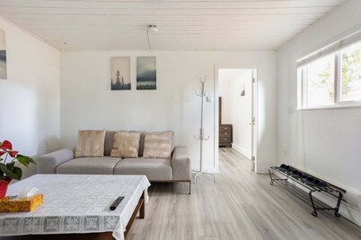 Quite and Convenient 1 Bed 1 Living Fiber Gig WiFi/AC/Parking/Near YVR