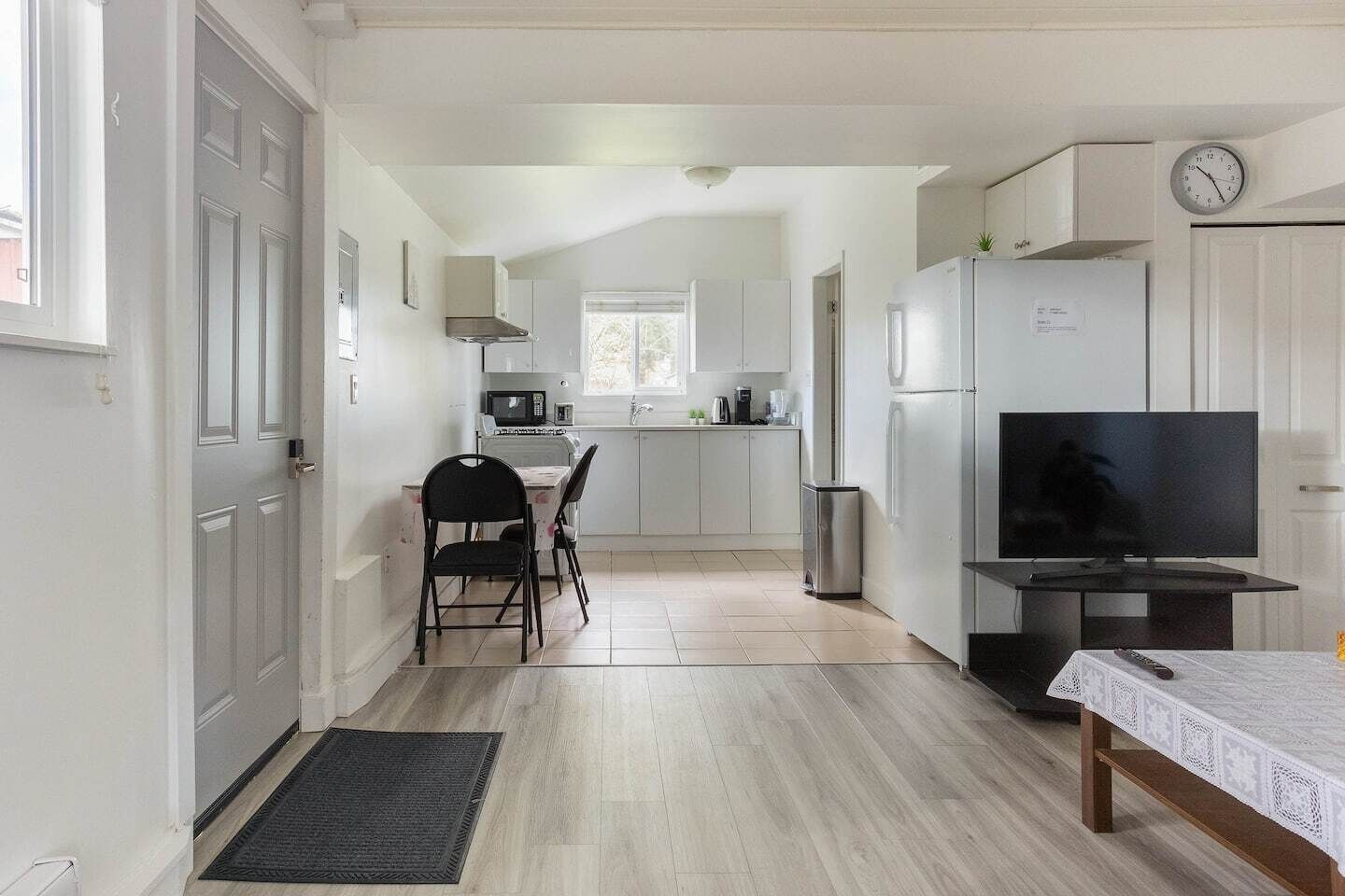 Quite and Convenient 1 Bed 1 Living Fiber Gig WiFi/AC/Kitchen/Near YVR