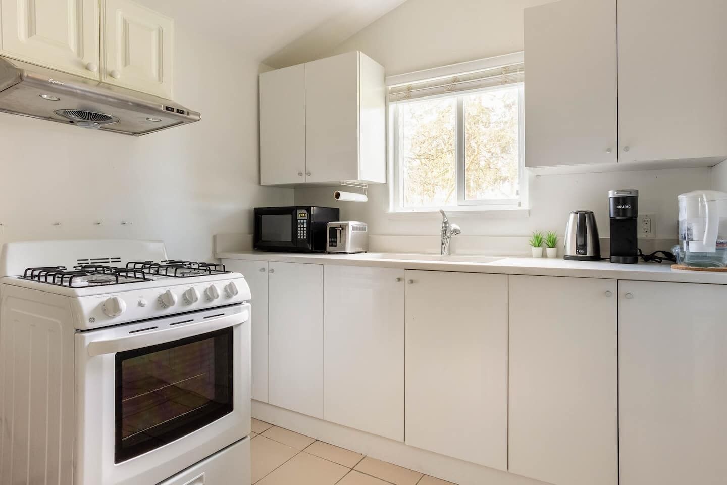 Quite and Convenient 1 Bed 1 Living Fiber Gig WiFi/AC/Kitchen/Near YVR