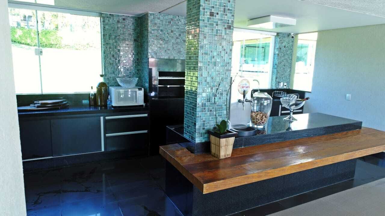 Lakeside Mansion with 10 Bedrooms