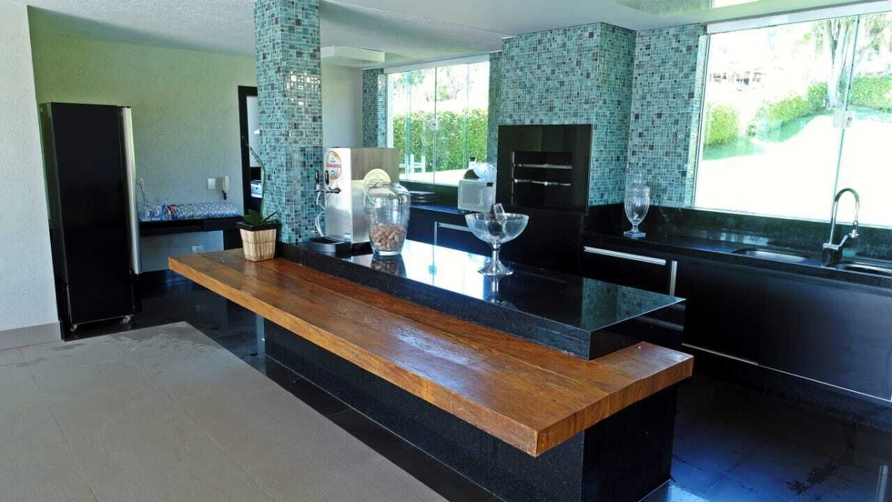 Lakeside Mansion with 10 Bedrooms