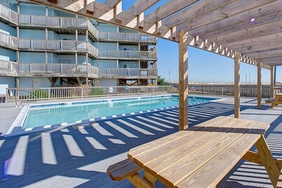 Beautiful getaway in Oceanfront complex with pool, free WiFi, WD, & central AC
