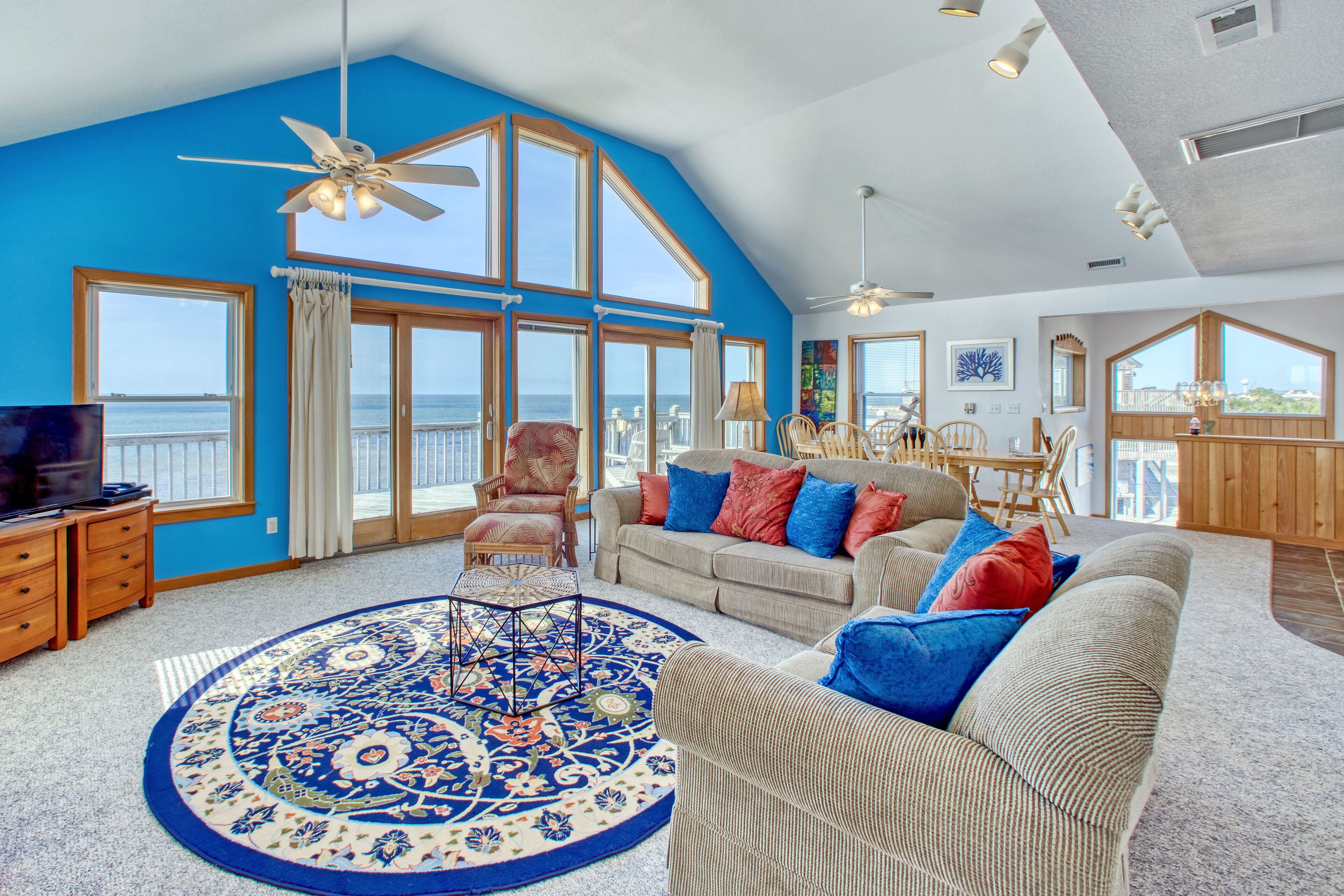 Amazing Sound-Front Vacation Retreat w/Private Hot Tub, Free WiFi, Central AC